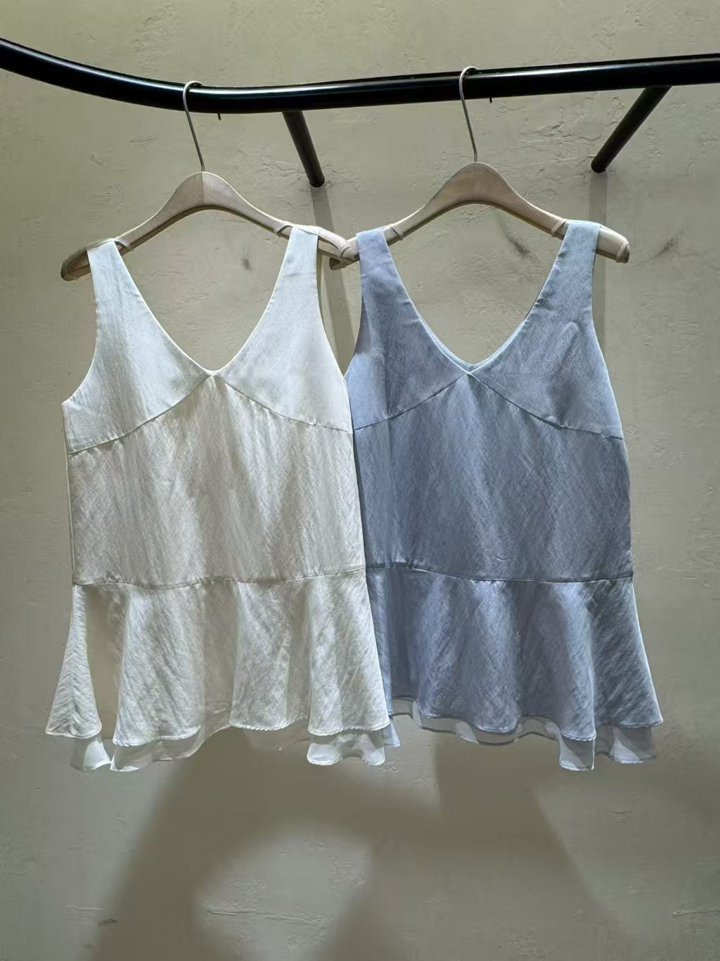 WJ6119 珠光肌理感裙擺背心