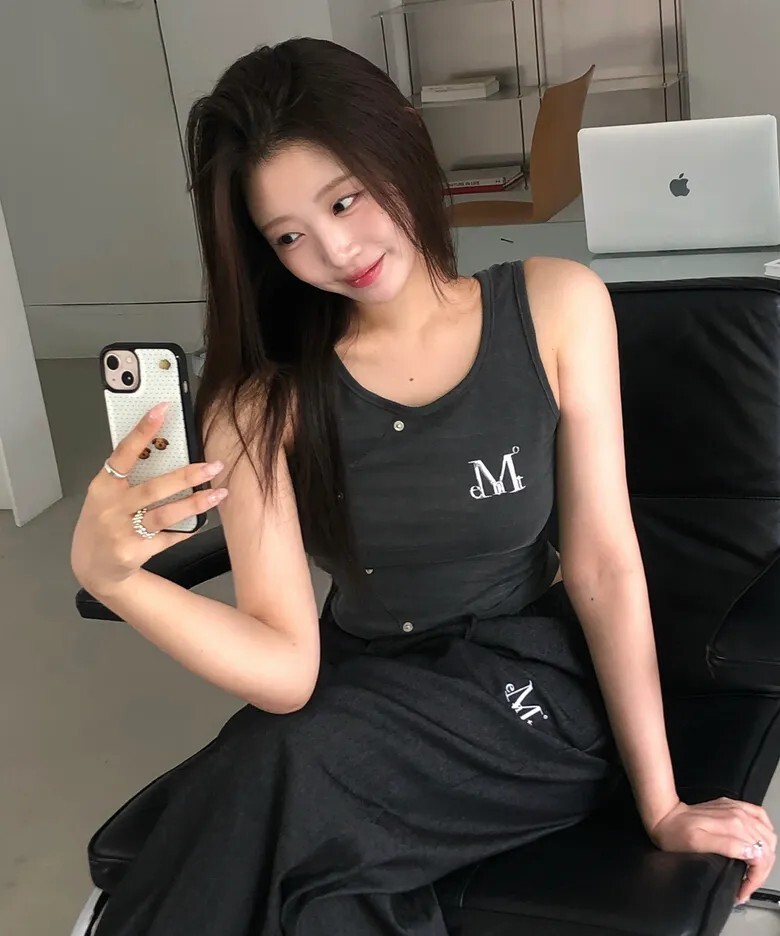 【預購】韓國 Mucent Shart Rivet 鏤空 金屬標誌 無袖 上衣 2色