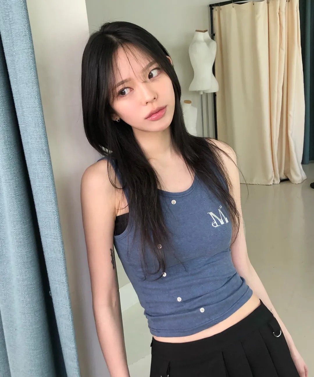 【預購】韓國 Mucent Shart Rivet 鏤空 金屬標誌 無袖 上衣 2色