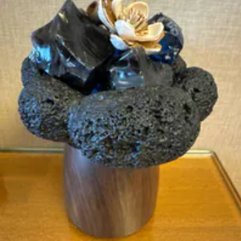 [S] GEMZ & CO LVXIN DECORATIVE DIFFUSER BLACK FLOWER-LIKE BOWL WITH POTPOURRI AND BLUE/VIOLET CRYSTAL WOODEN STAND, S22-BLACK (L1)