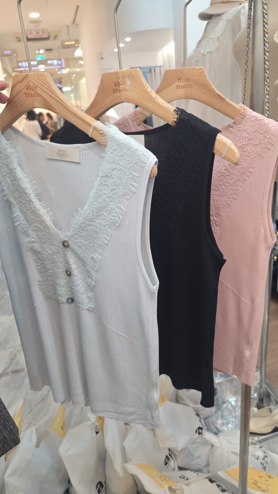 AS6117 V領蕾絲坑紋背心上衣