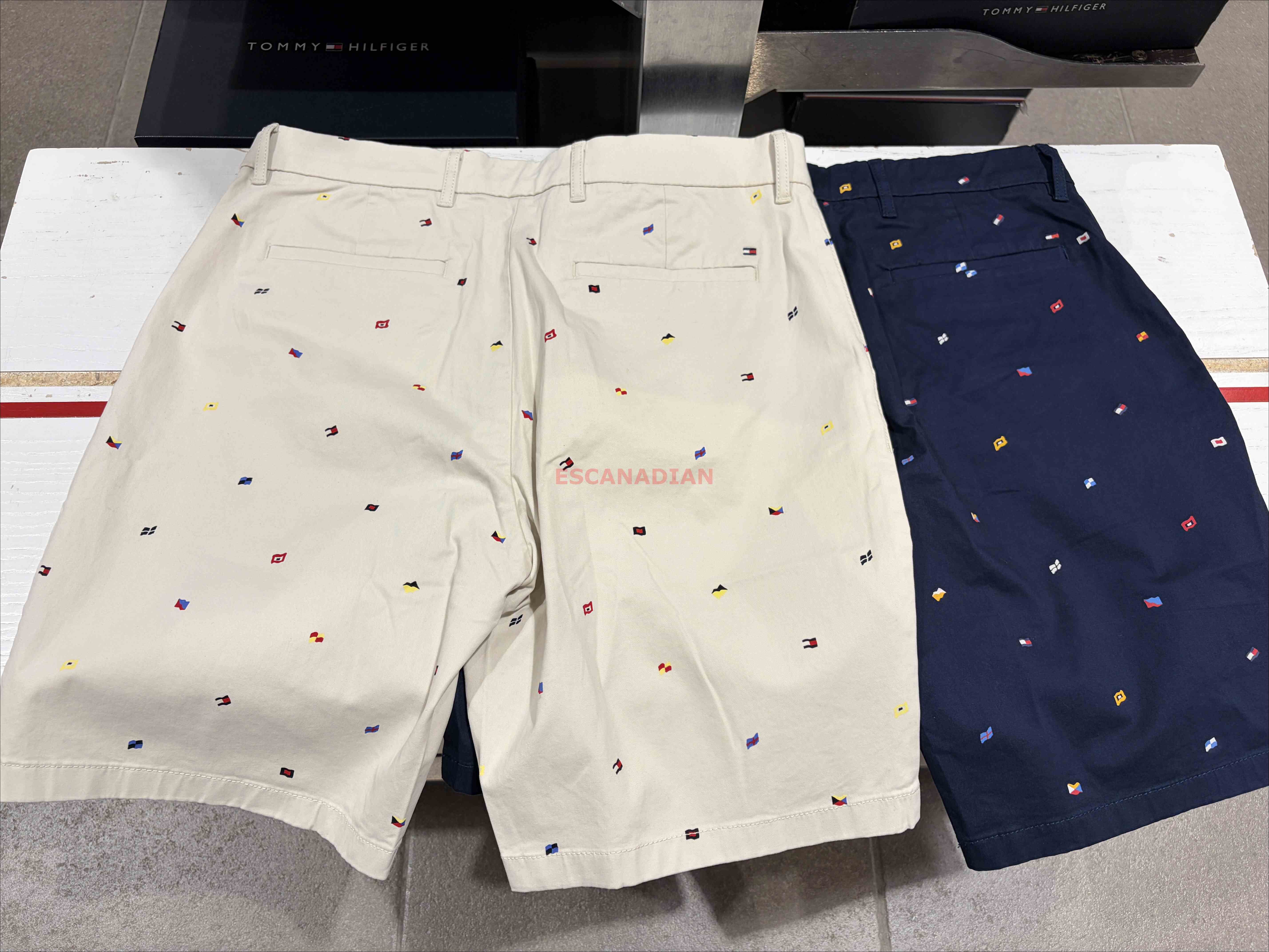 TOMMY 男大人 滿版小國旗 硬挺 工作短褲 (長度9) (2色)