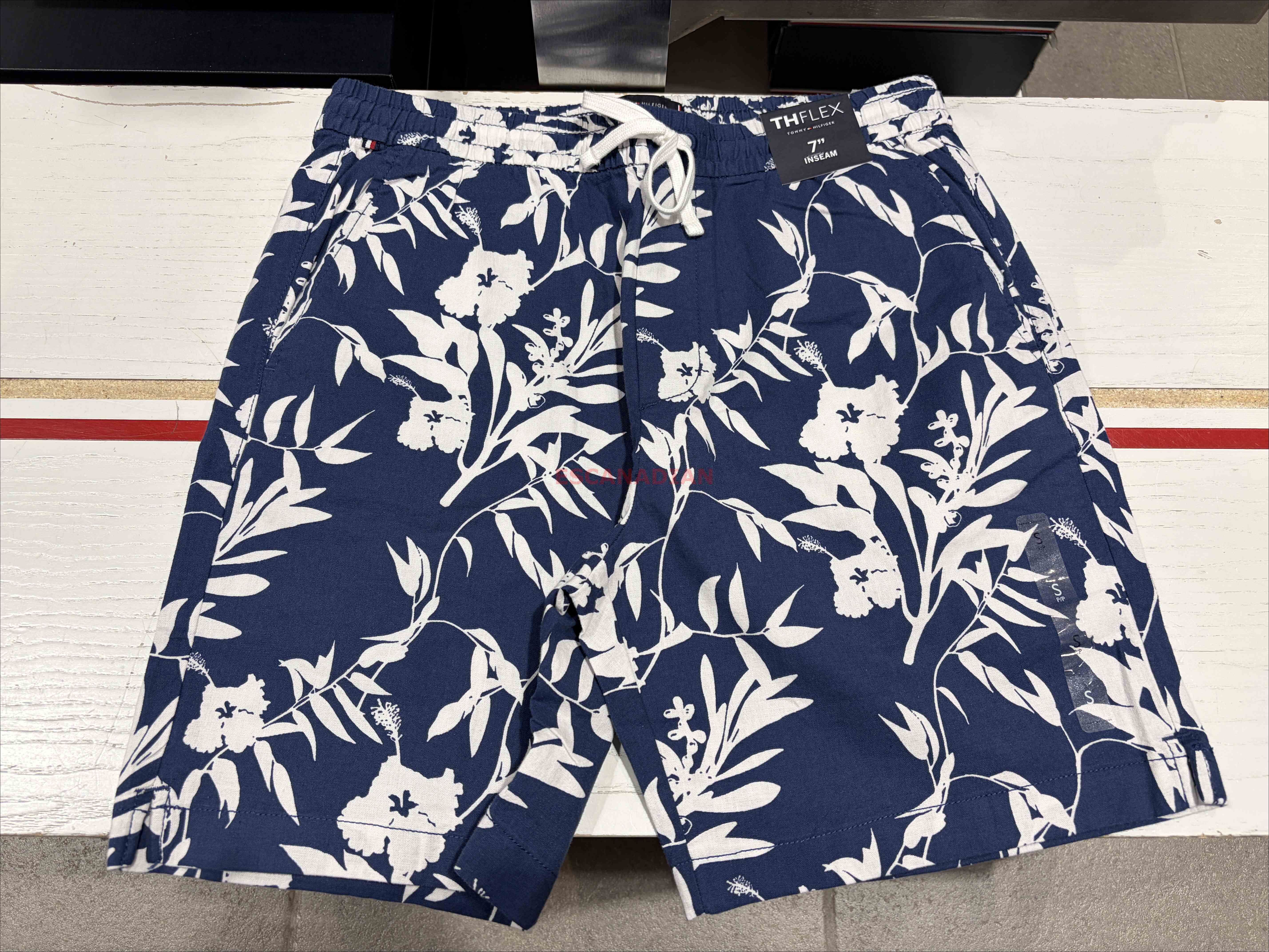 TOMMY 男大人 滿版花紋 棉麻材質 休閒短褲 (長度7)