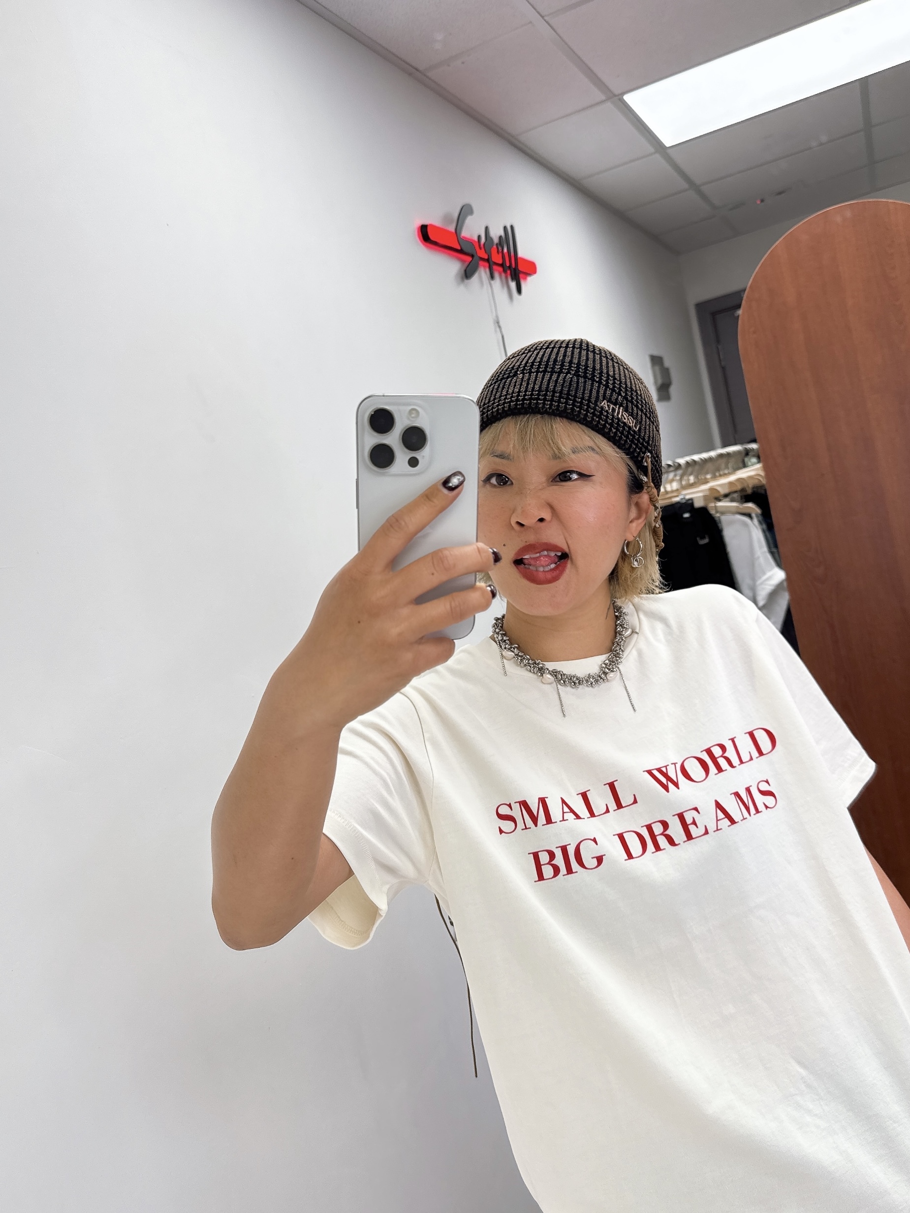 米色紅字big dreams tee