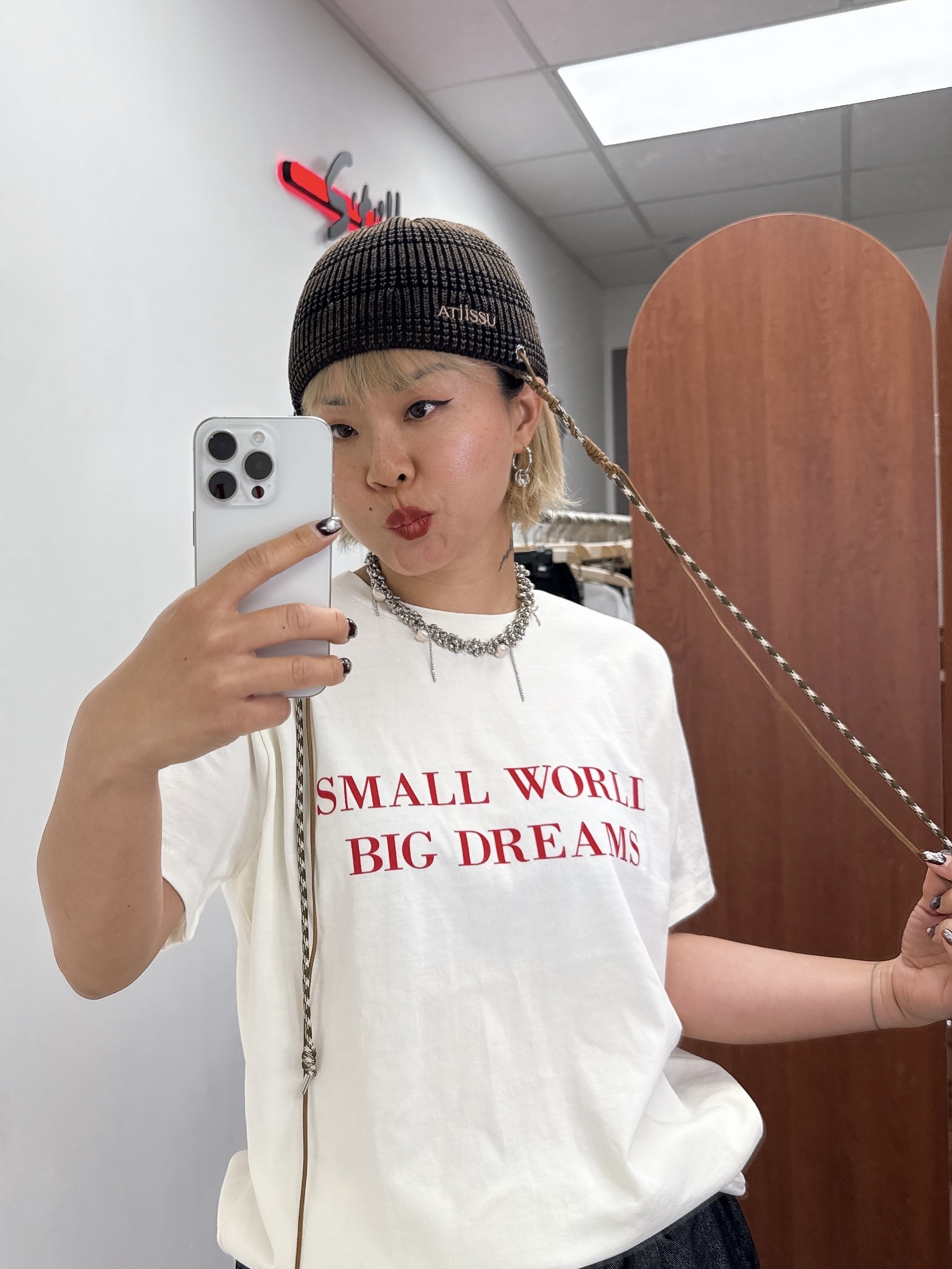 米色紅字big dreams tee