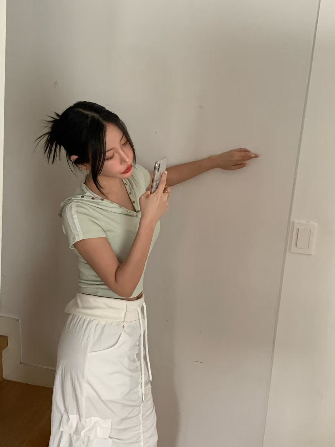 連帽蕾絲肩短版T
