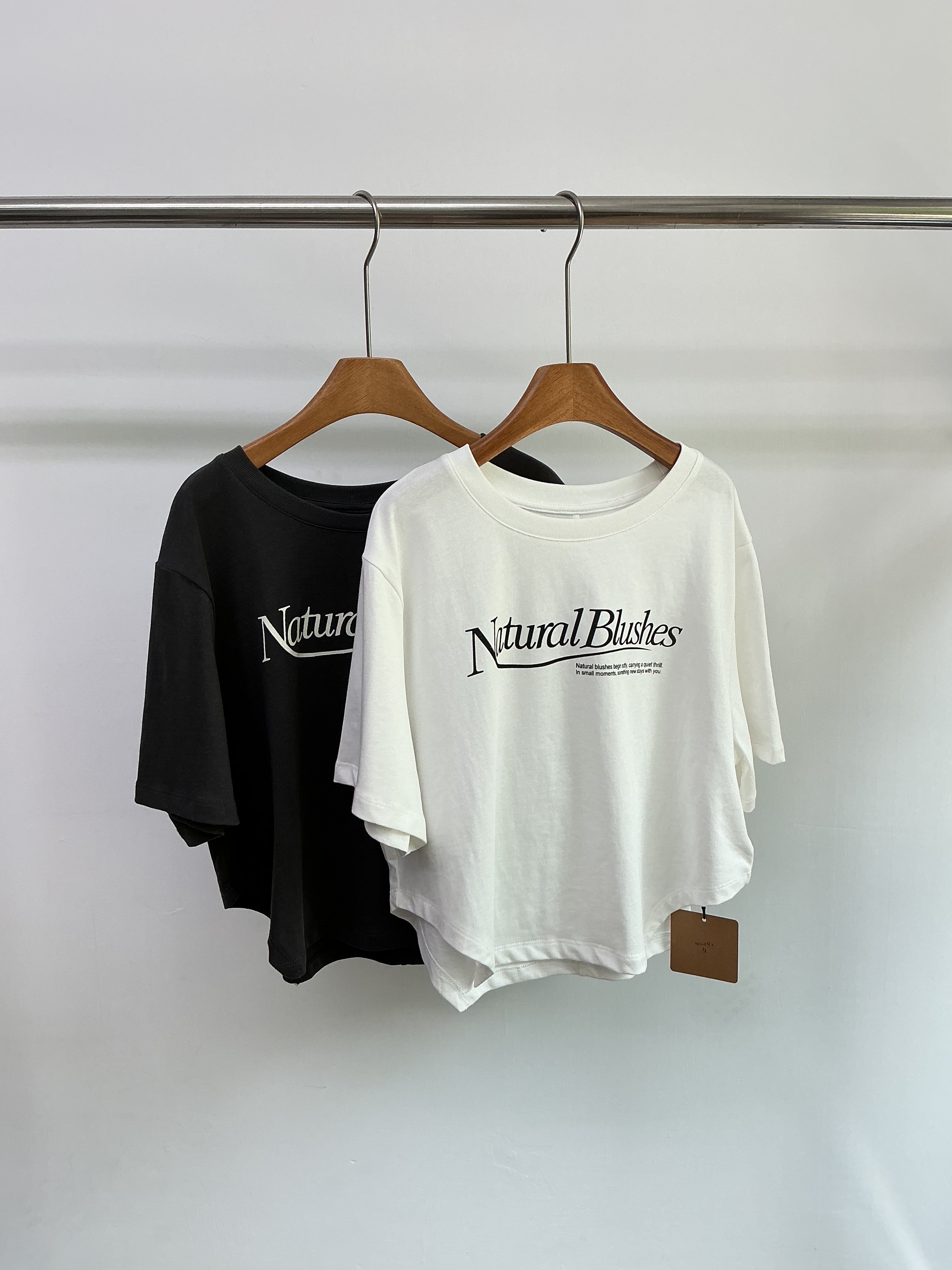 W00192設計款英文字短版上衣