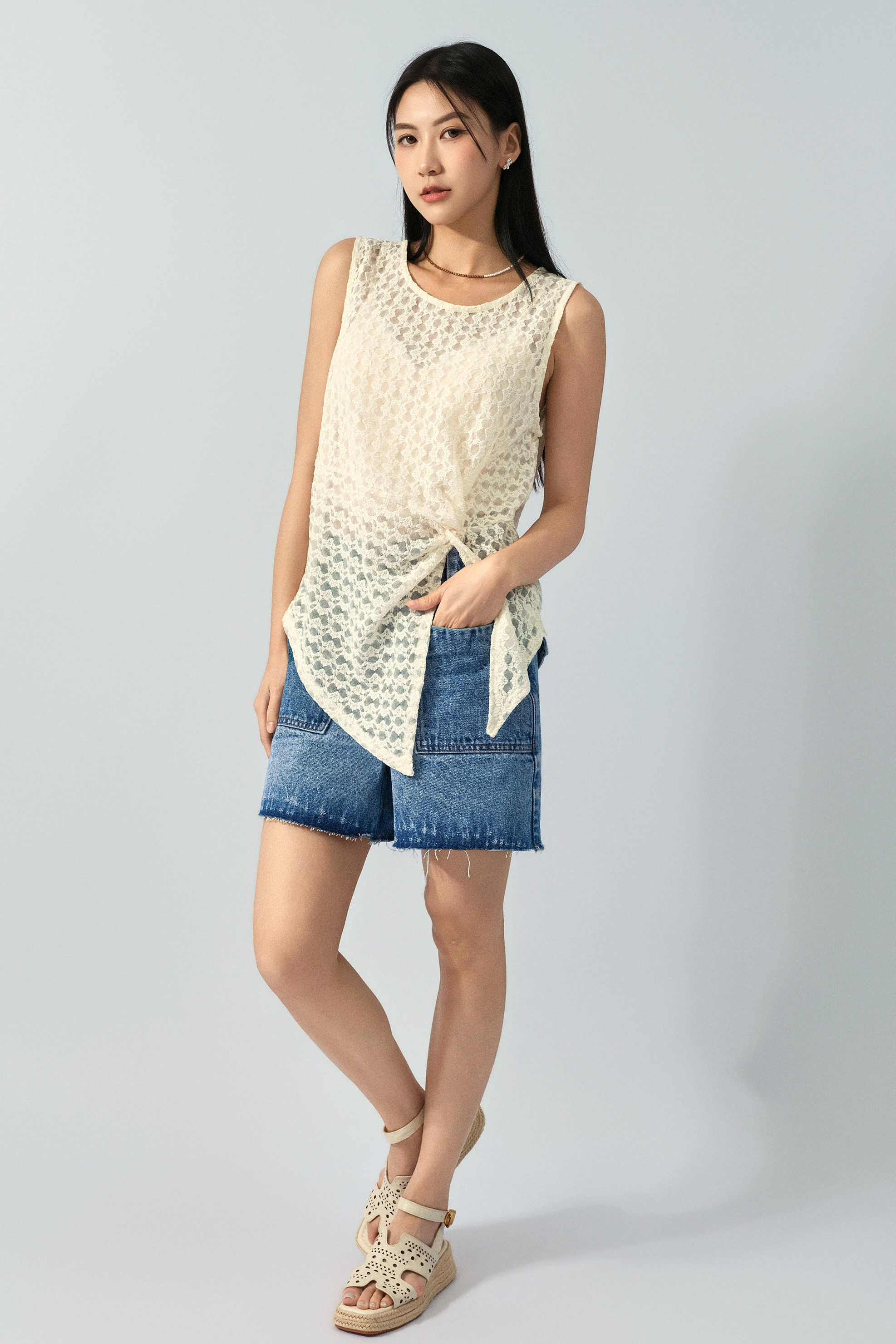 不規則開衩腳織花網背心 (預購產品）