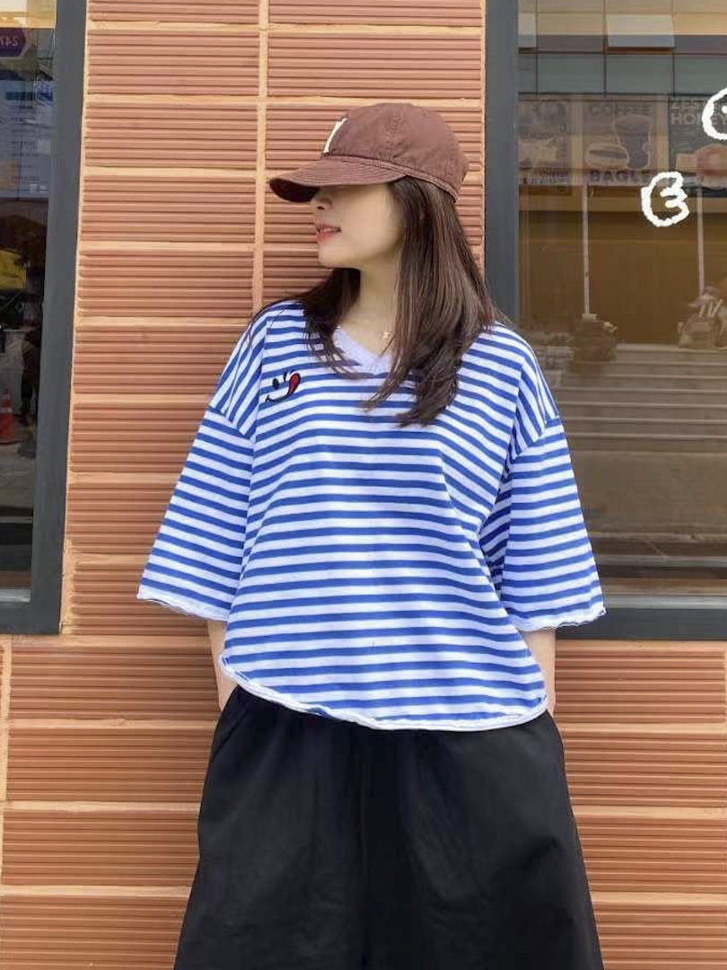 Oversize 超有型微笑刺繡V領寬鬆棉T