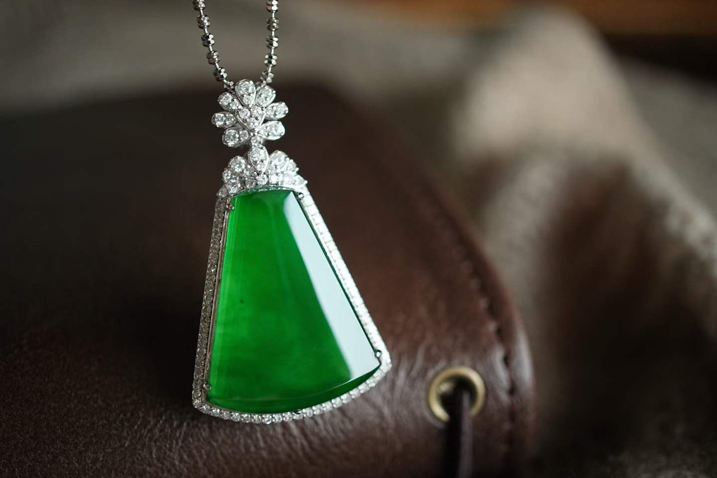 416849 翡翠冰辣陽綠無事牌吊墜