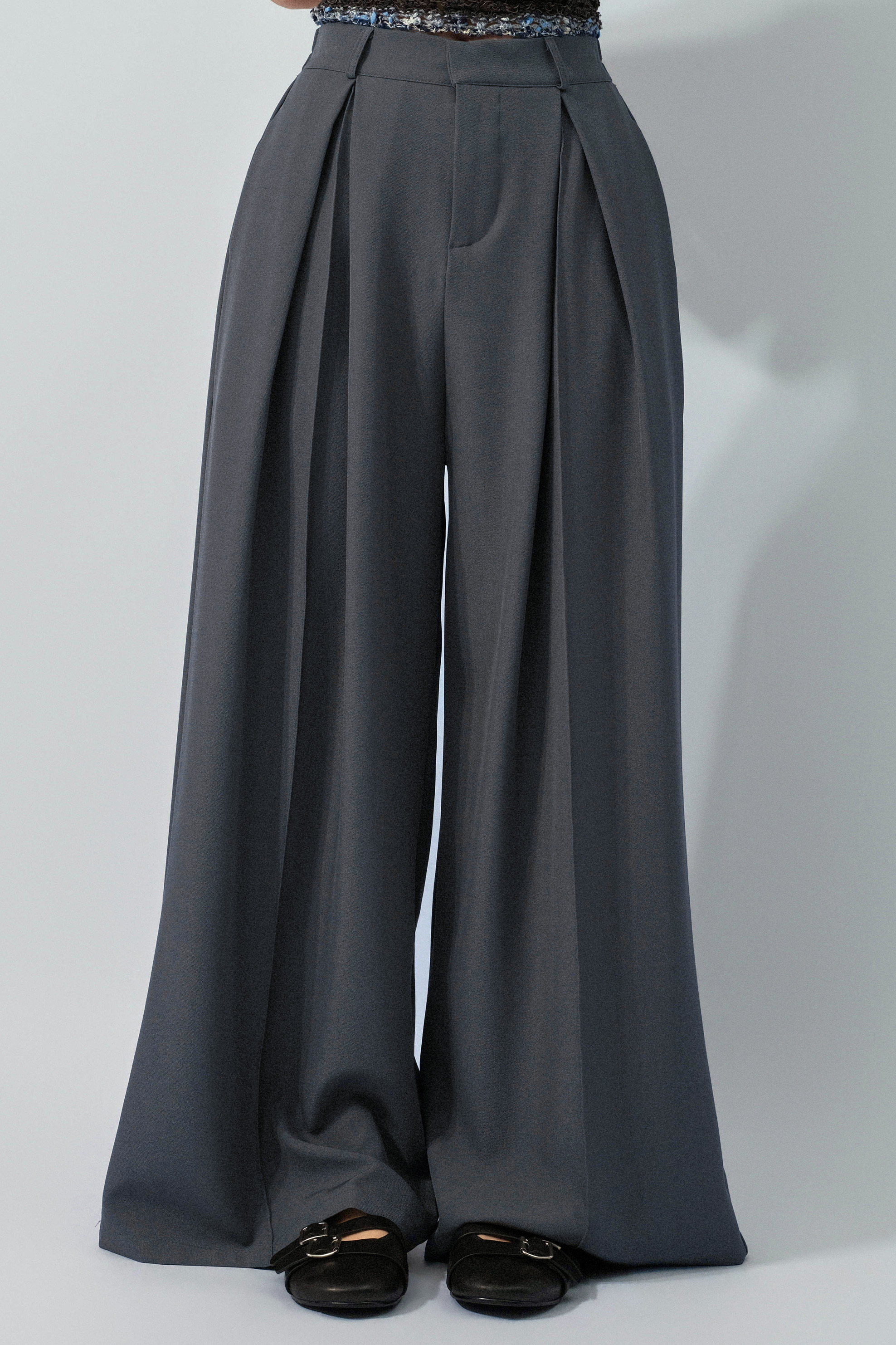 前中骨工字褶闊西褲 (預購產品）