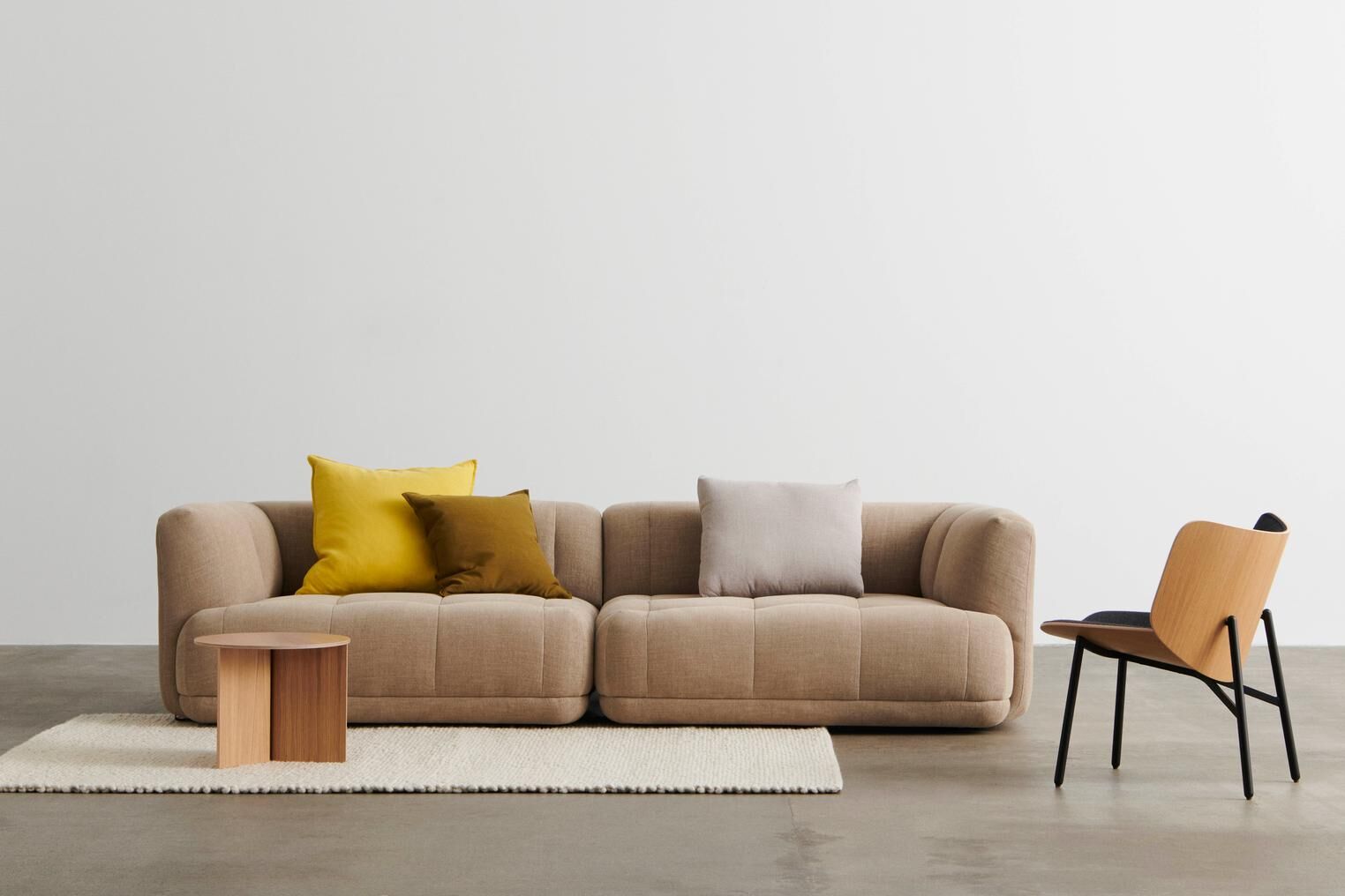 HAY Quilton 模組沙發，棕色布面，一字型型配置於明亮客廳