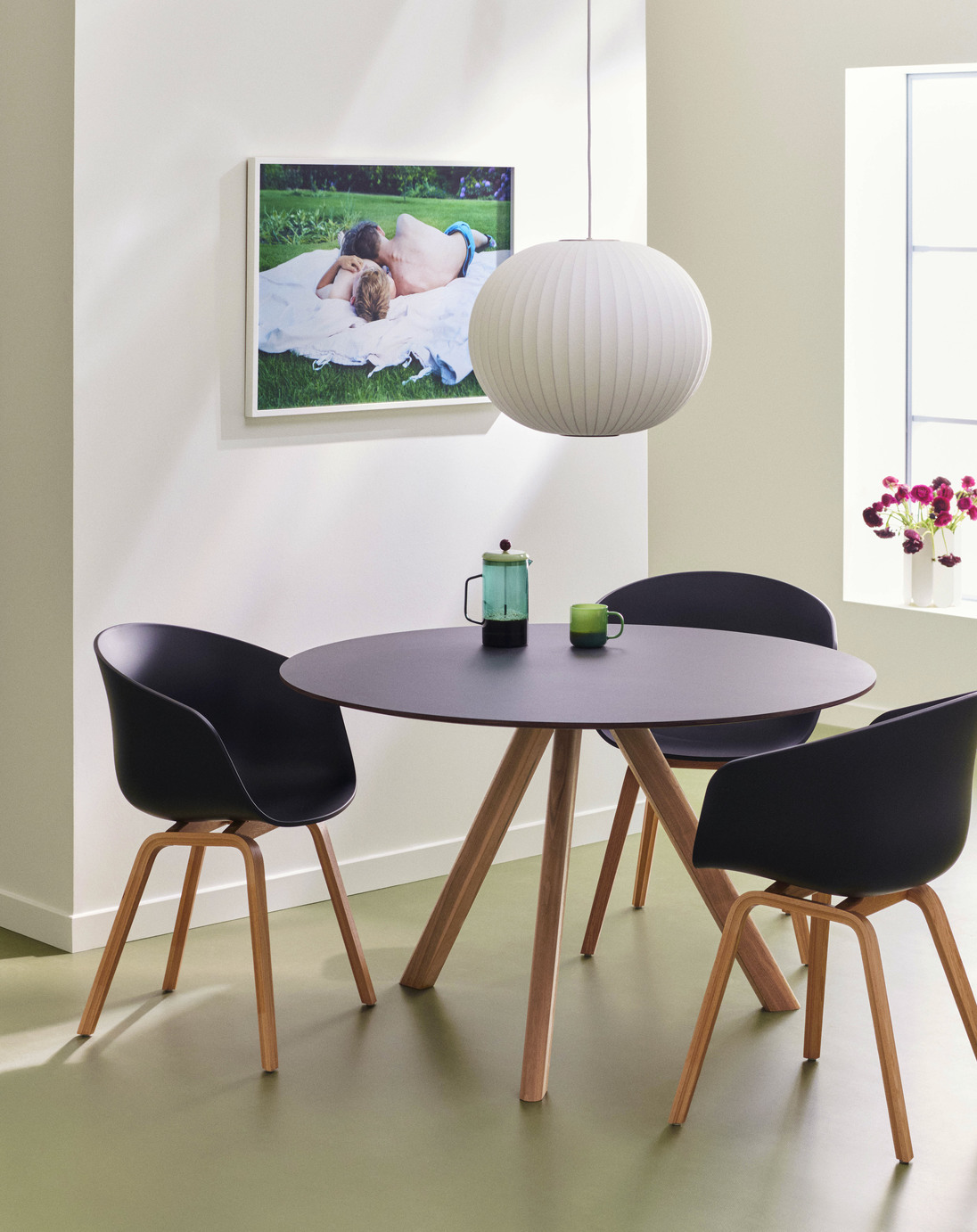 HAY Copenhague CPH20 系列黑色圓桌，搭配木質椅腳