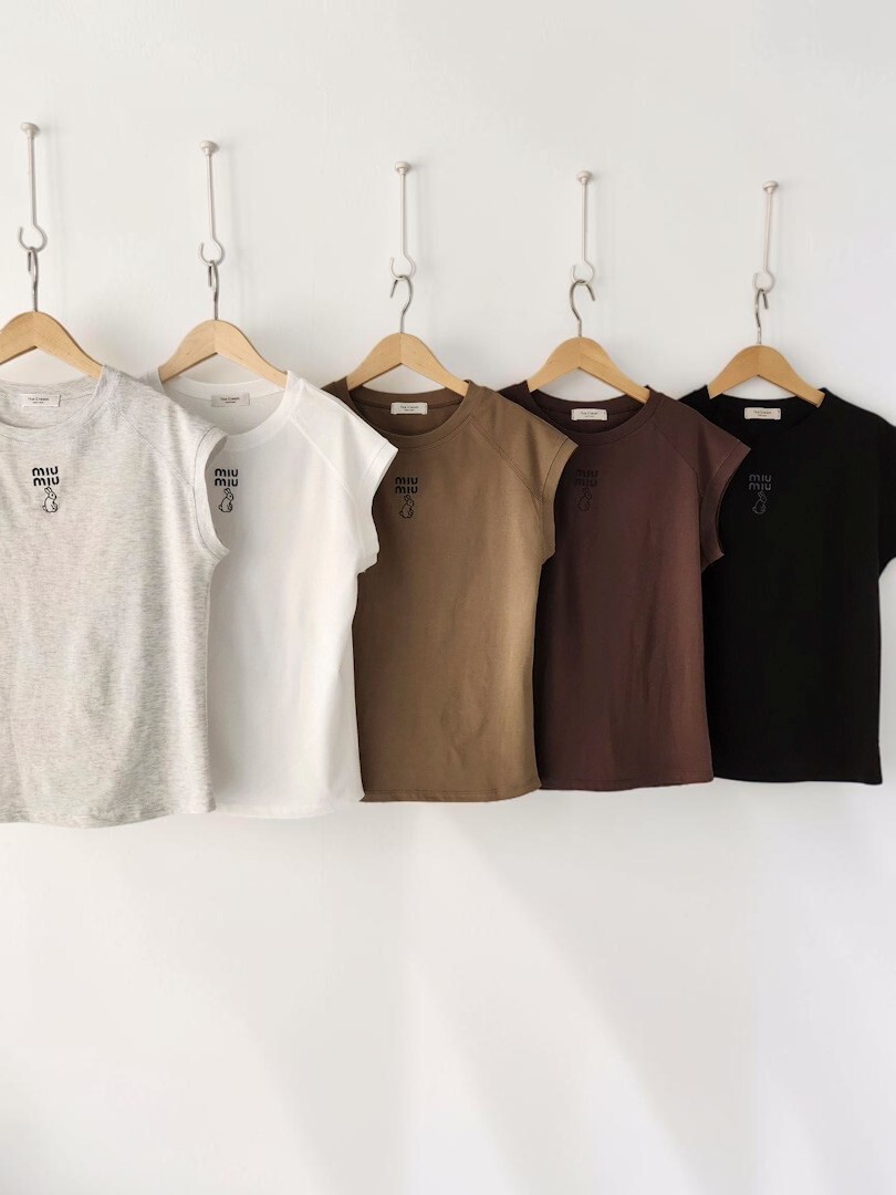 簡單但有型的miu小兔刺繡背心上衣