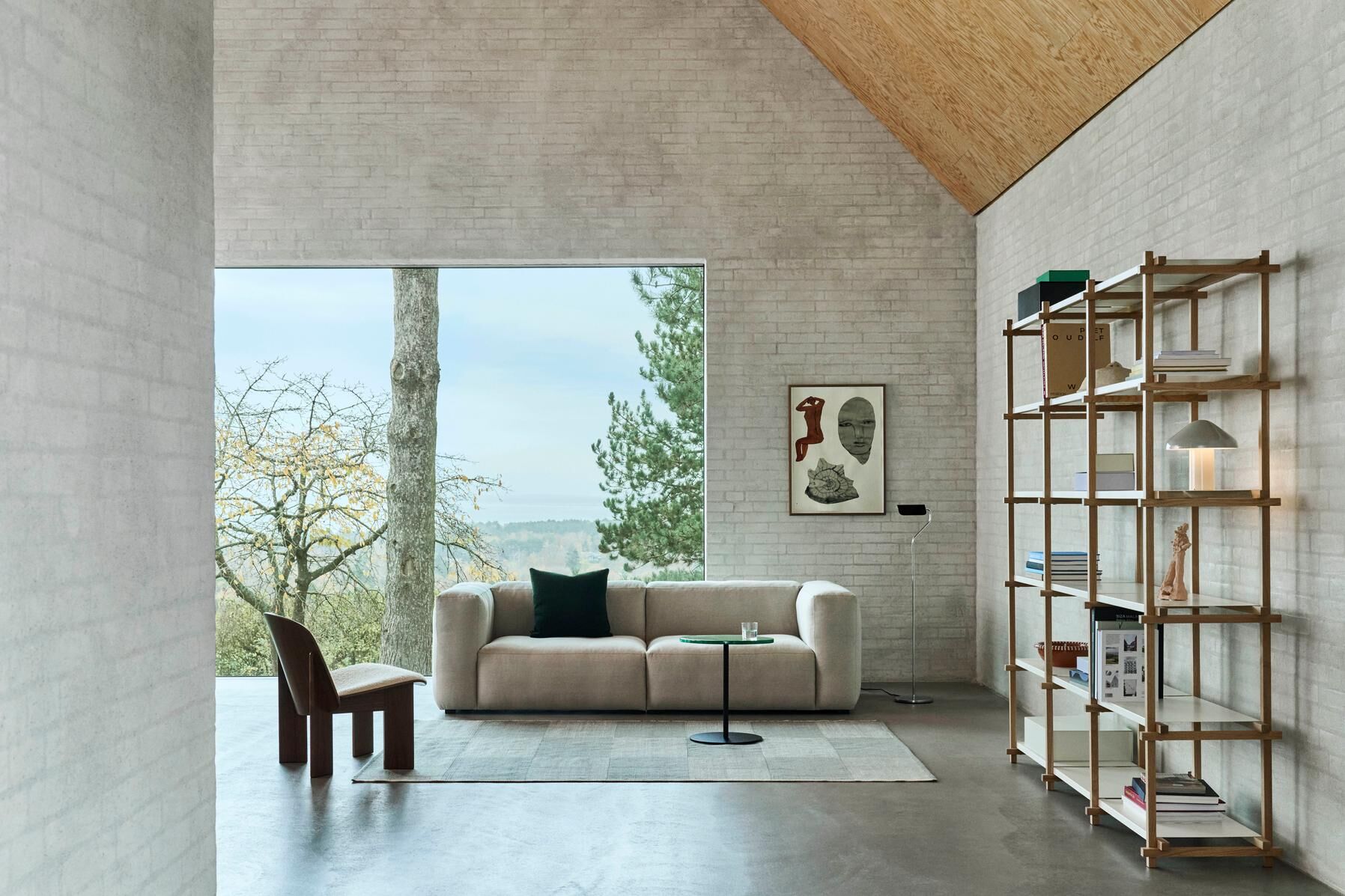 HAY Woody 木質層架，陳列書籍與小物，置於客廳牆邊