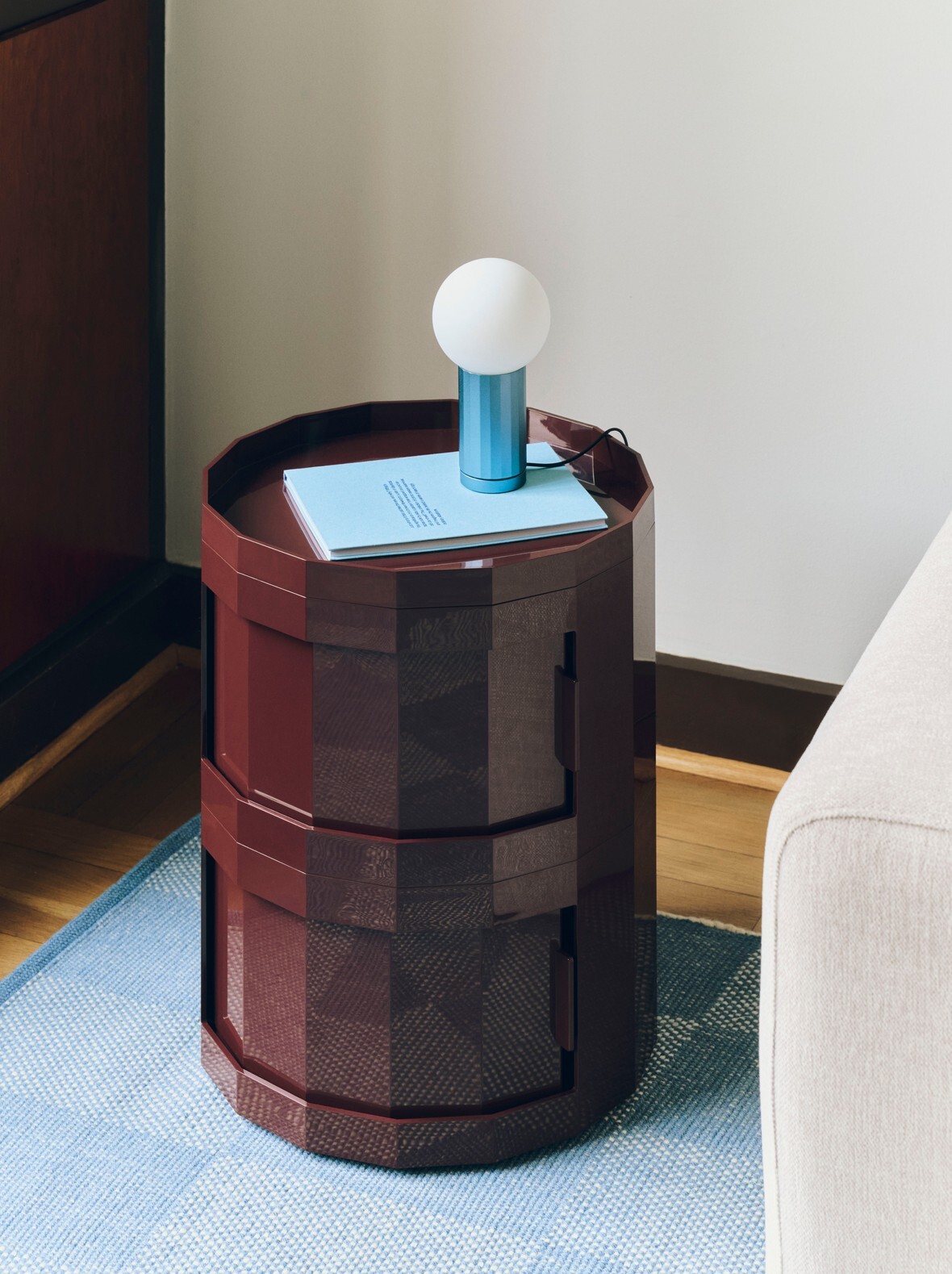 HAY Facet 刻面邊几，幾何切面在自然光下呈現細緻陰影