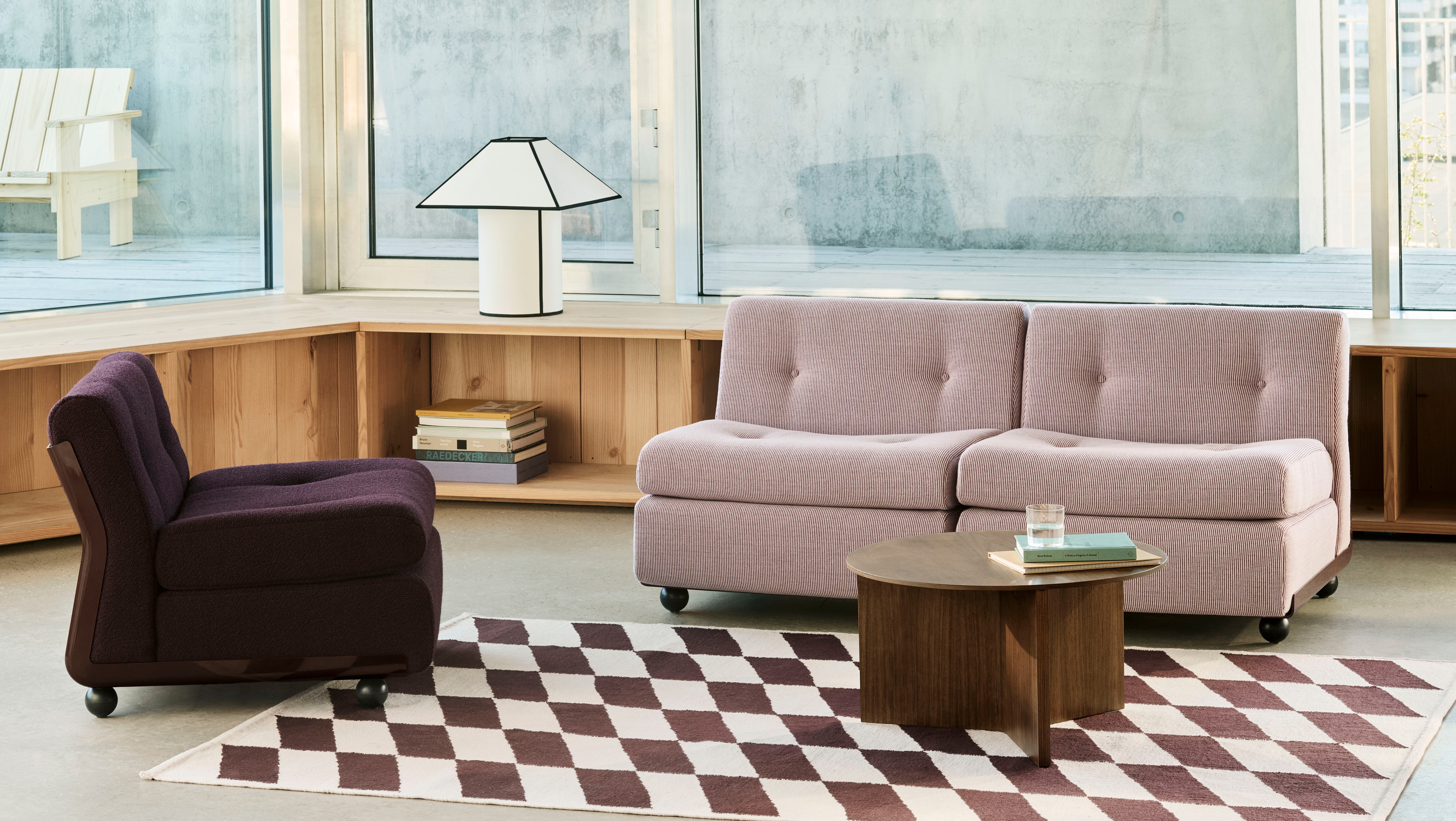 HAY Amanta Sofa 低矮圓弧沙發，置於簡約客廳空間