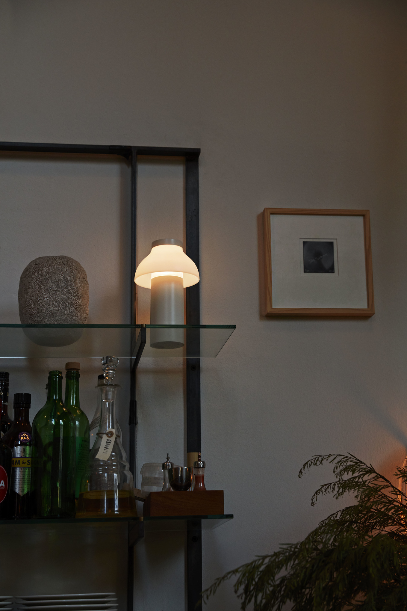 HAY PC Portable 無線燈，暖光置於沙發旁邊桌上