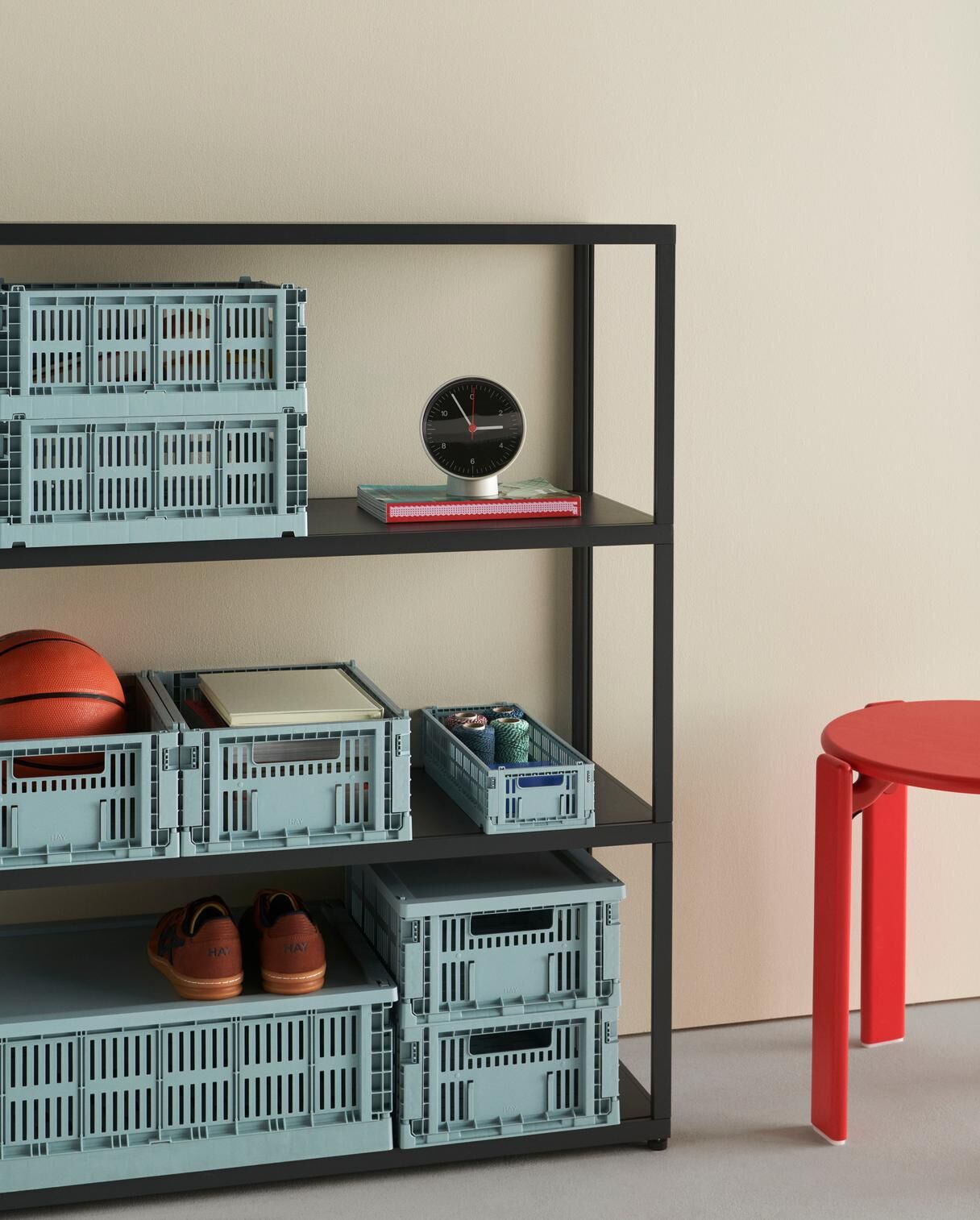 HAY Colour Crate 彩色收納籃，堆疊陳列於層架上