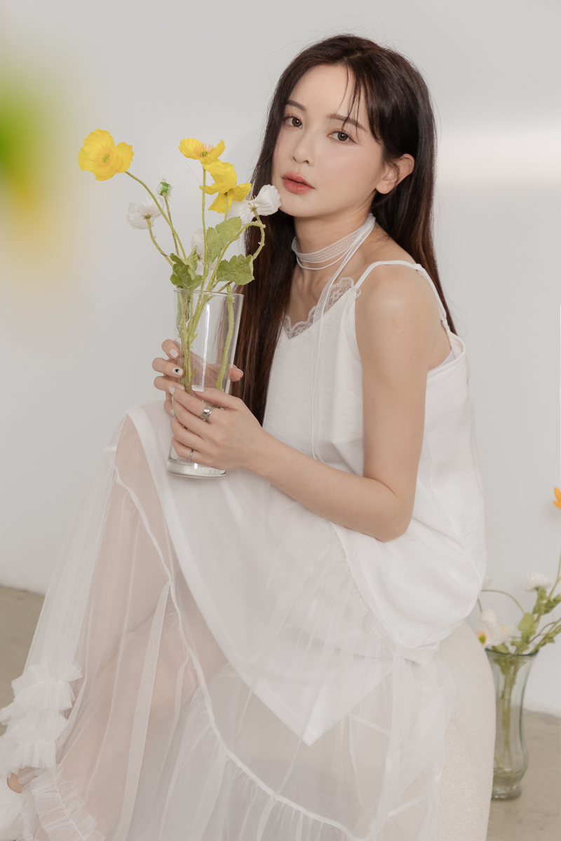 蕾絲滾邊斜襬吊帶上衣