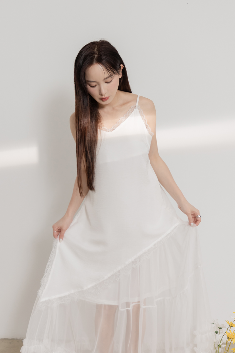 蕾絲滾邊斜襬吊帶上衣