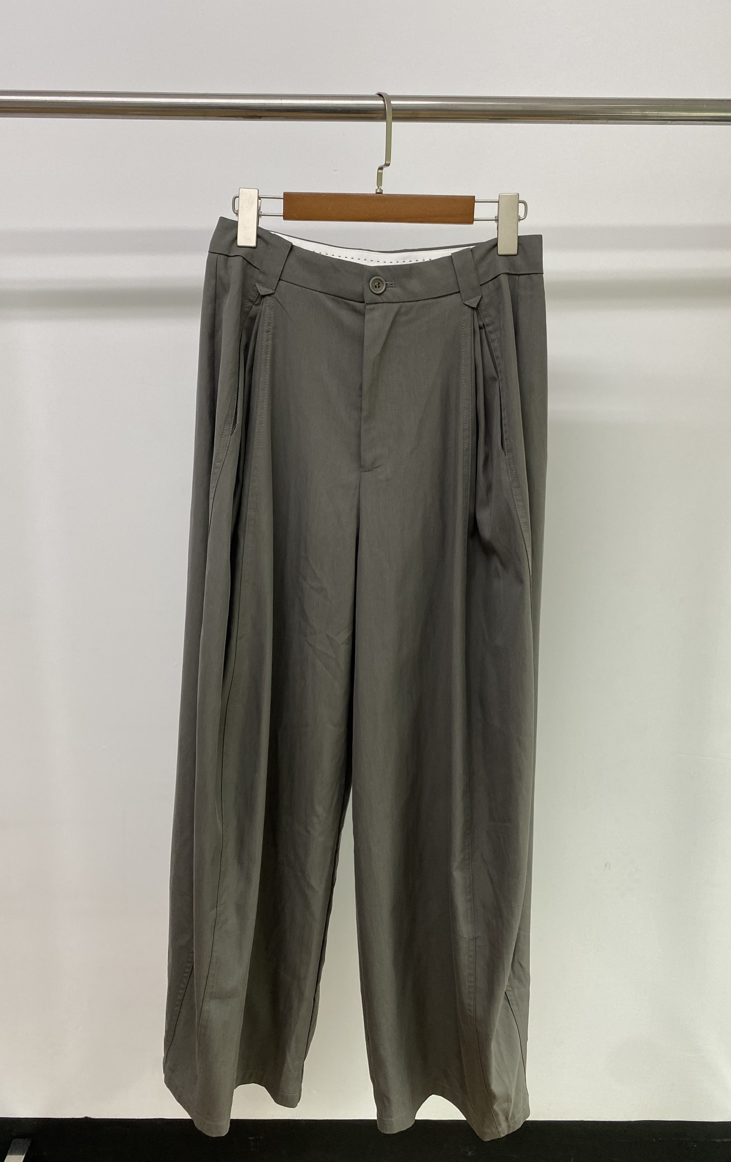 W00217打褶設計氣球褲