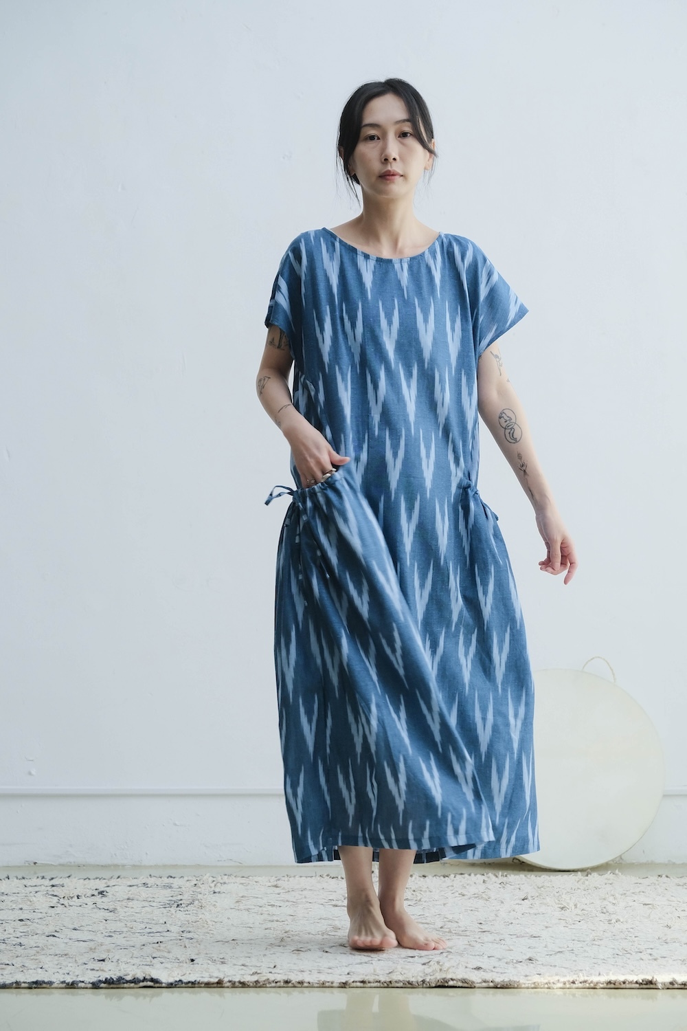 抽繩口袋短袖洋裝 / Ikat 藍