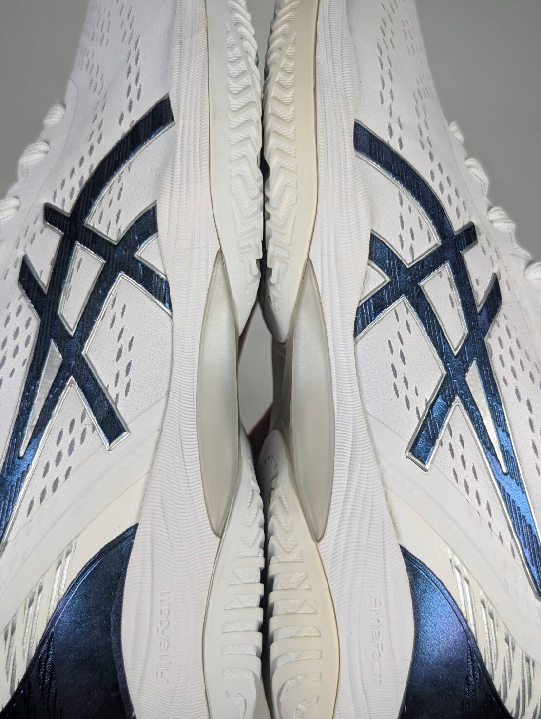 微瑕疵-左外側中底氧化色差 1063A050-101 26CM ASICS GELHOOP V14  經典 運動 休閒 白藍 男