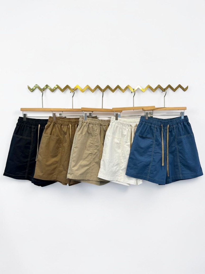 適合夏日的輕薄挺版休閒短褲