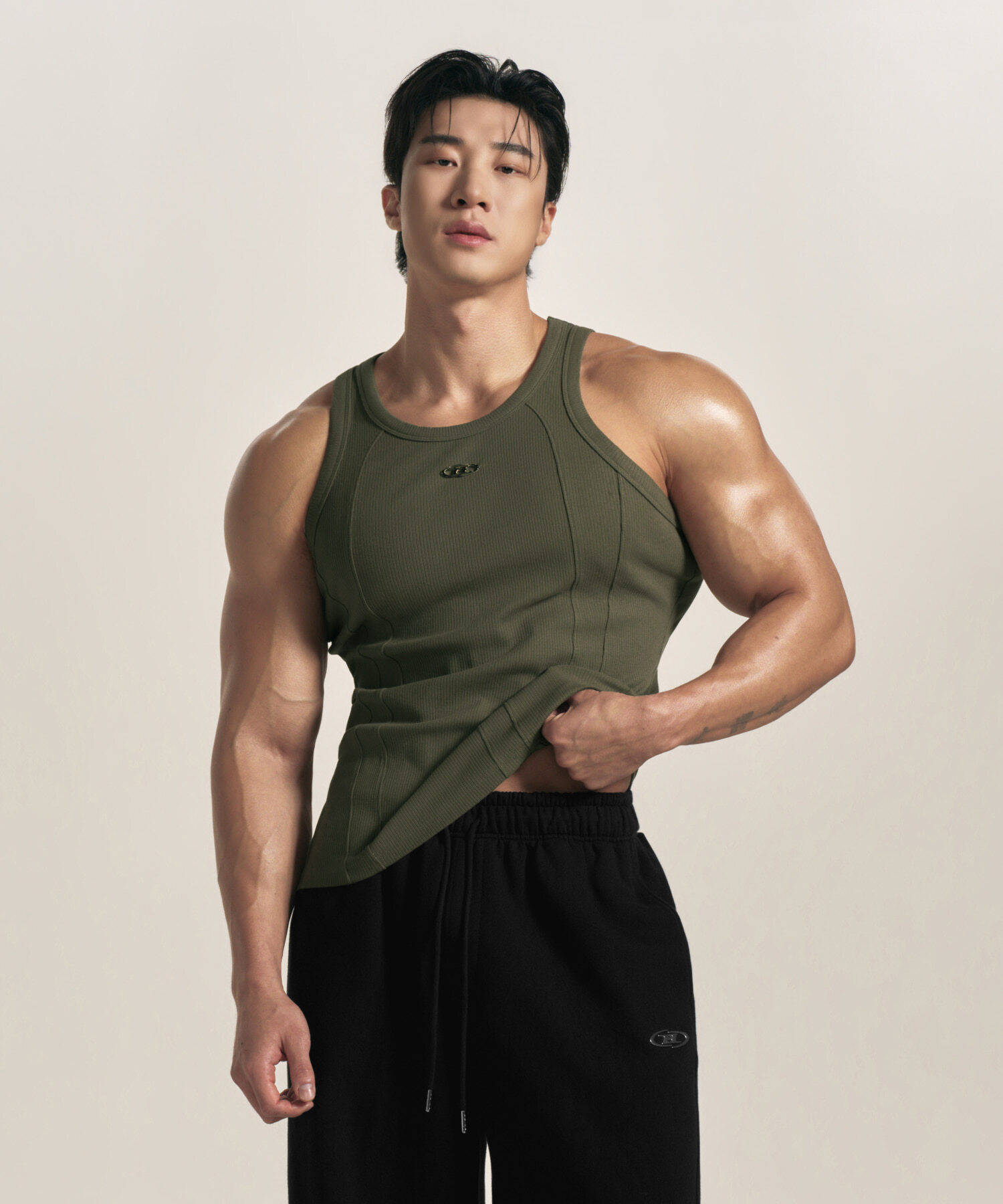 B PENDANT CUT LINE SLEEVELESS