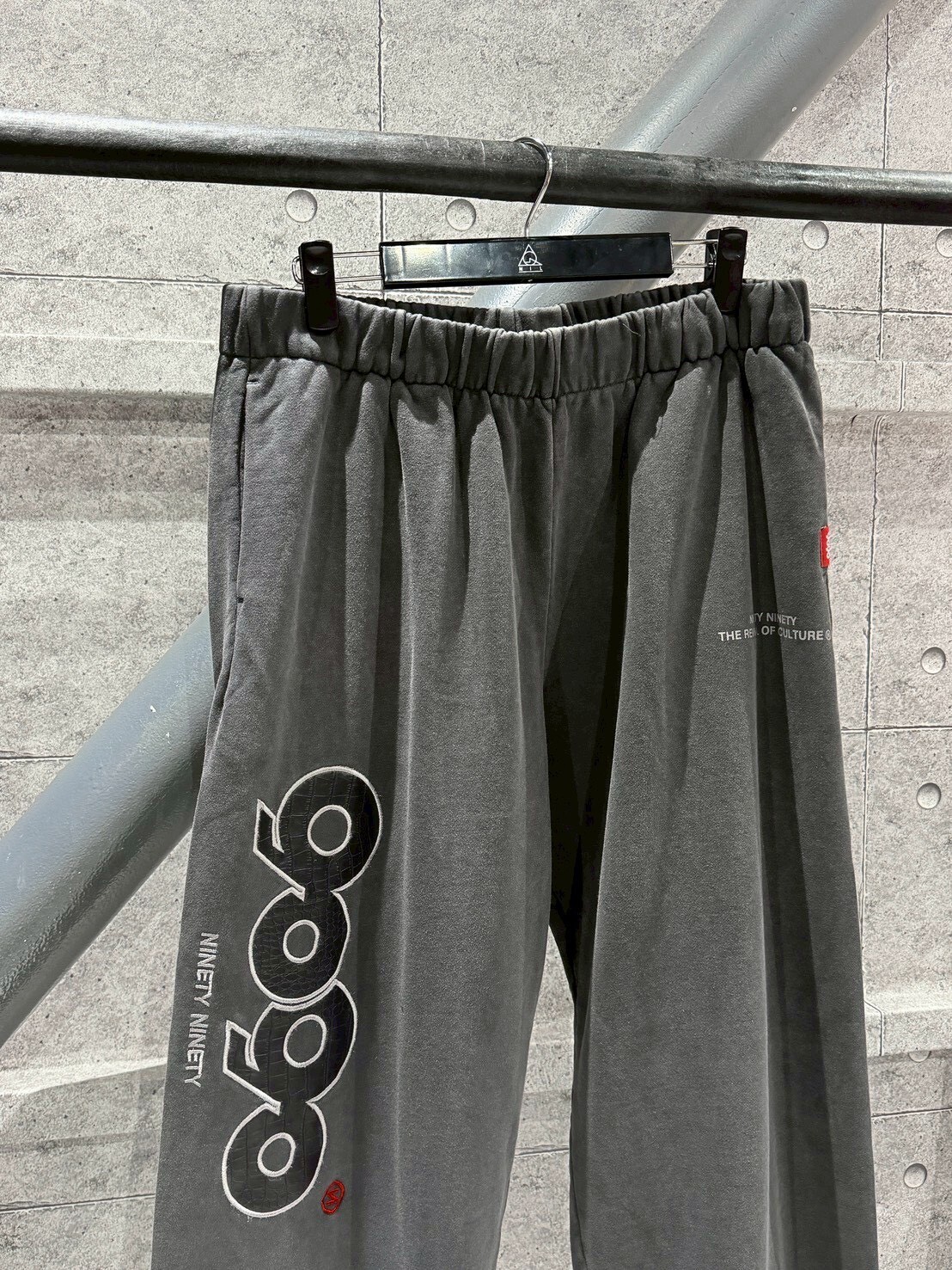 9090 鱷魚紋皮革Logo 水洗灰棉褲 長褲