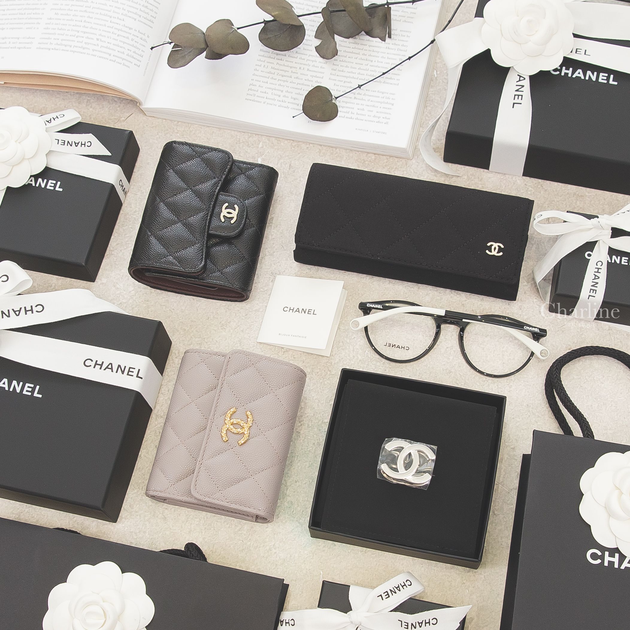 Chanel 黑白拼色圓框側邊銀色Logo鏡腳透明圓型CC平光眼鏡,Chanel 銀色CC圍巾扣環,Chanel 灰色金CC荔枝菱格紋三折短夾,Chanel 黑色金CC酒紅內裡荔枝菱格紋三折短夾-Charline Boutique 精品代購