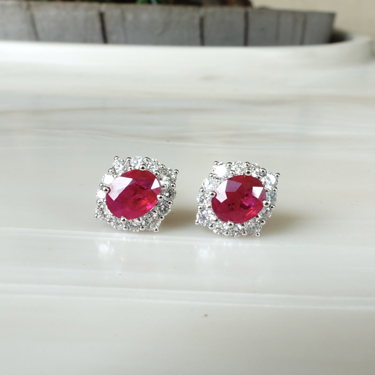 18K金天然緬甸紅寶石鑽石耳釘-橢圓形 (帶寶石證書)