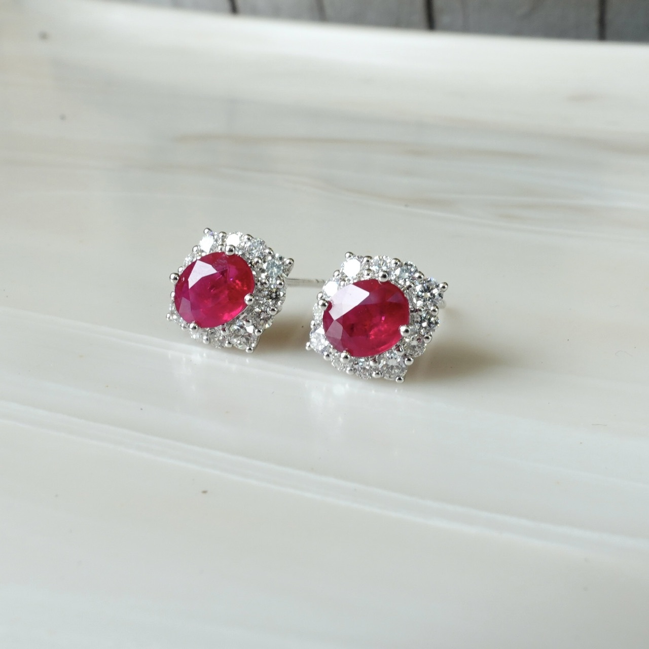 18K金天然緬甸紅寶石鑽石耳釘-橢圓形 (帶寶石證書)