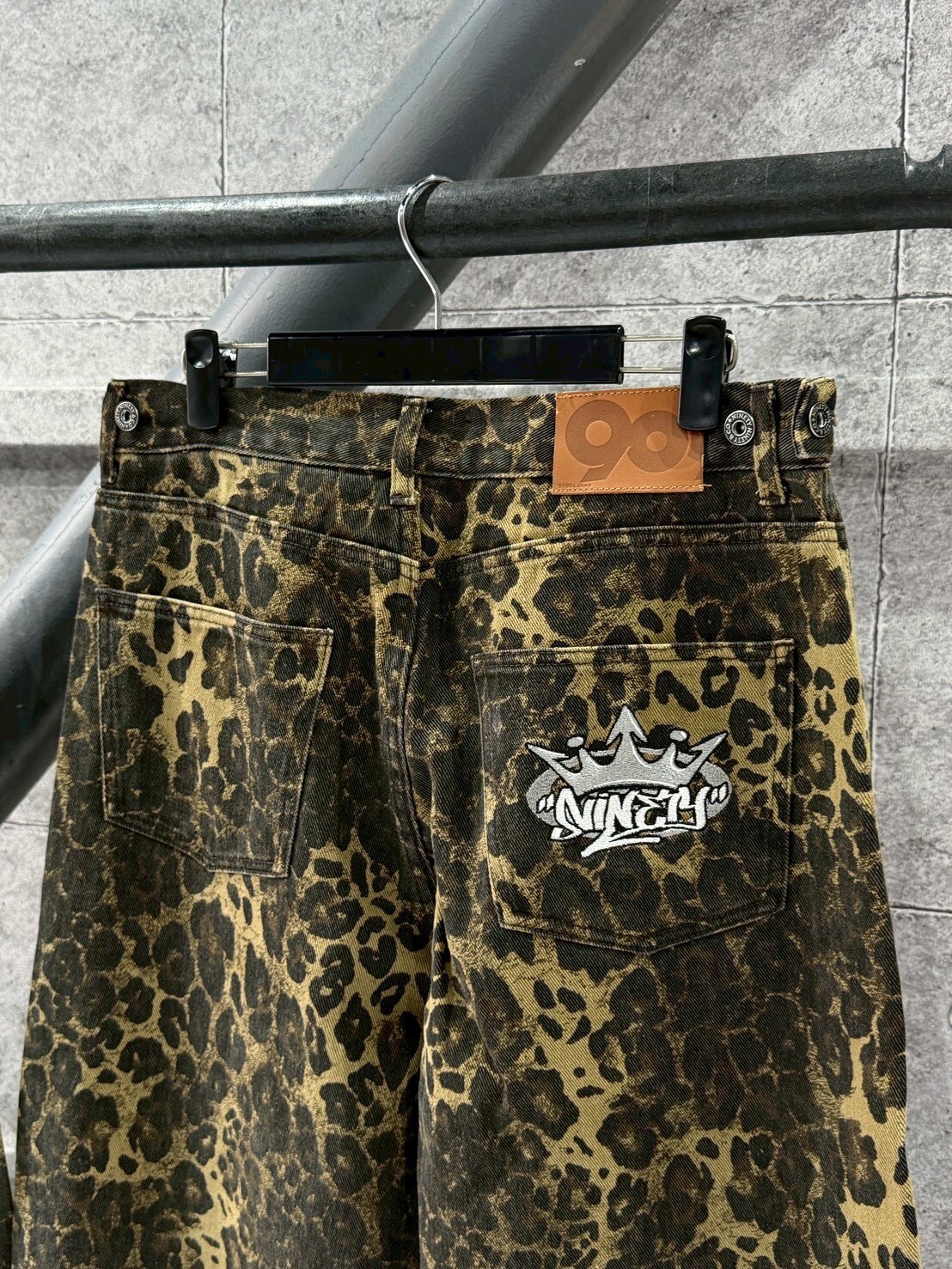 9090 缺貨款 豹紋牛仔長褲 彎刀褲
