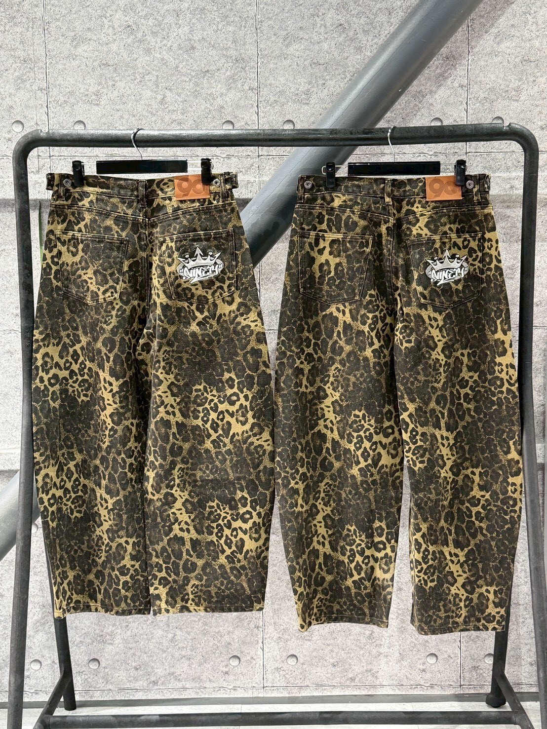 9090 缺貨款 豹紋牛仔長褲 彎刀褲