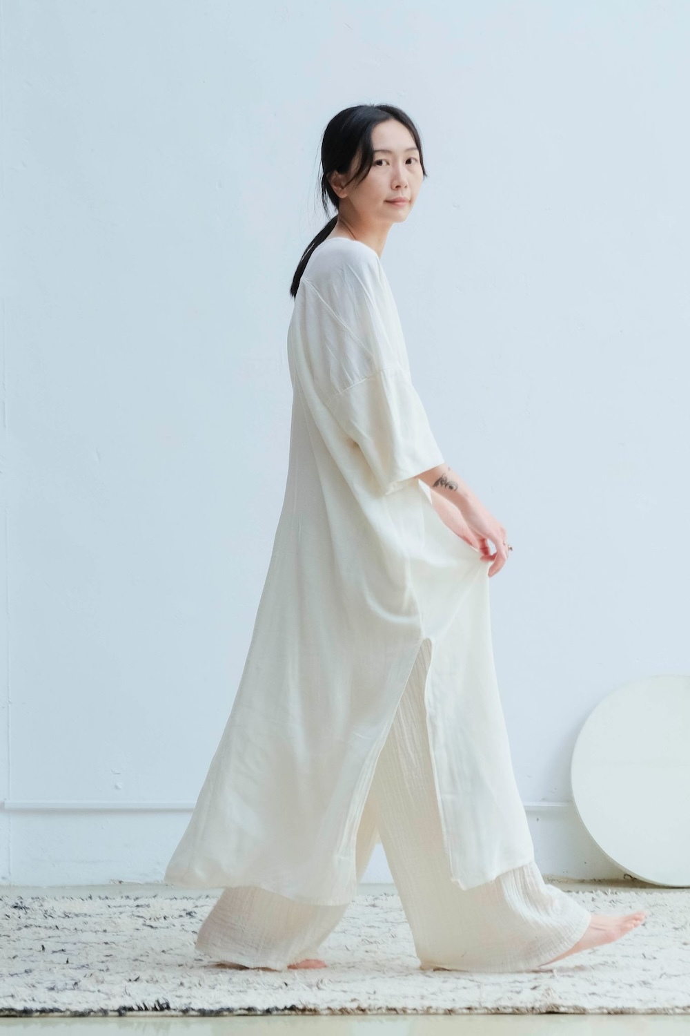 V領落肩側邊開衩長洋裝 / 嫘縈 米白