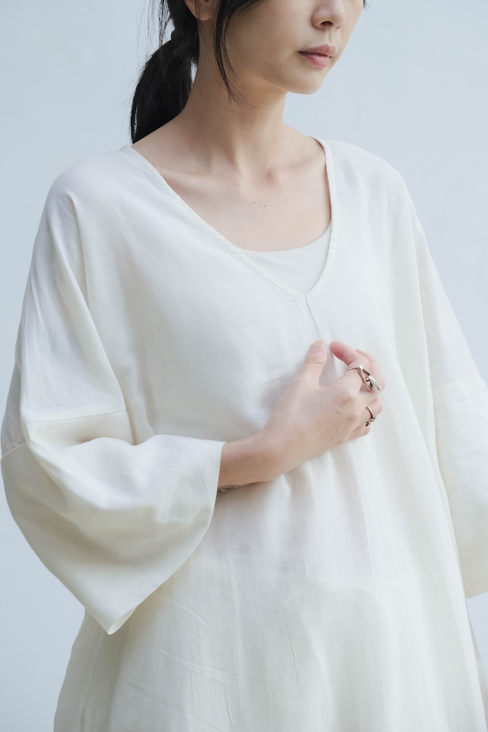 V領落肩側邊開衩長洋裝 / 嫘縈 米白