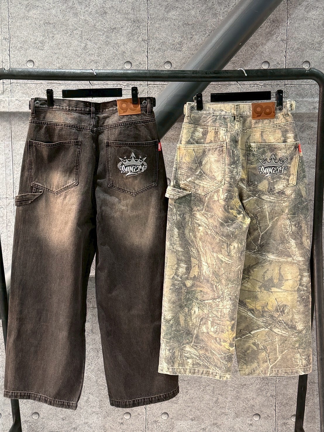 9090 經典款水洗黑牛仔褲 / 滿版落葉牛仔褲