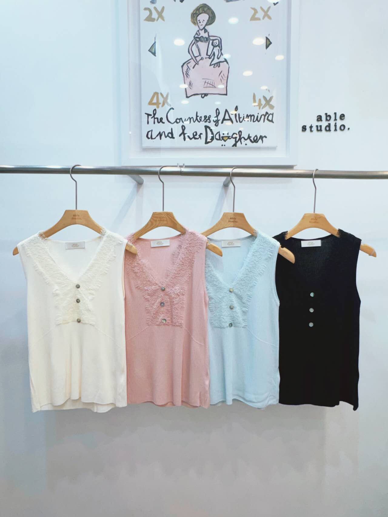 AS6117 V領蕾絲坑紋背心上衣