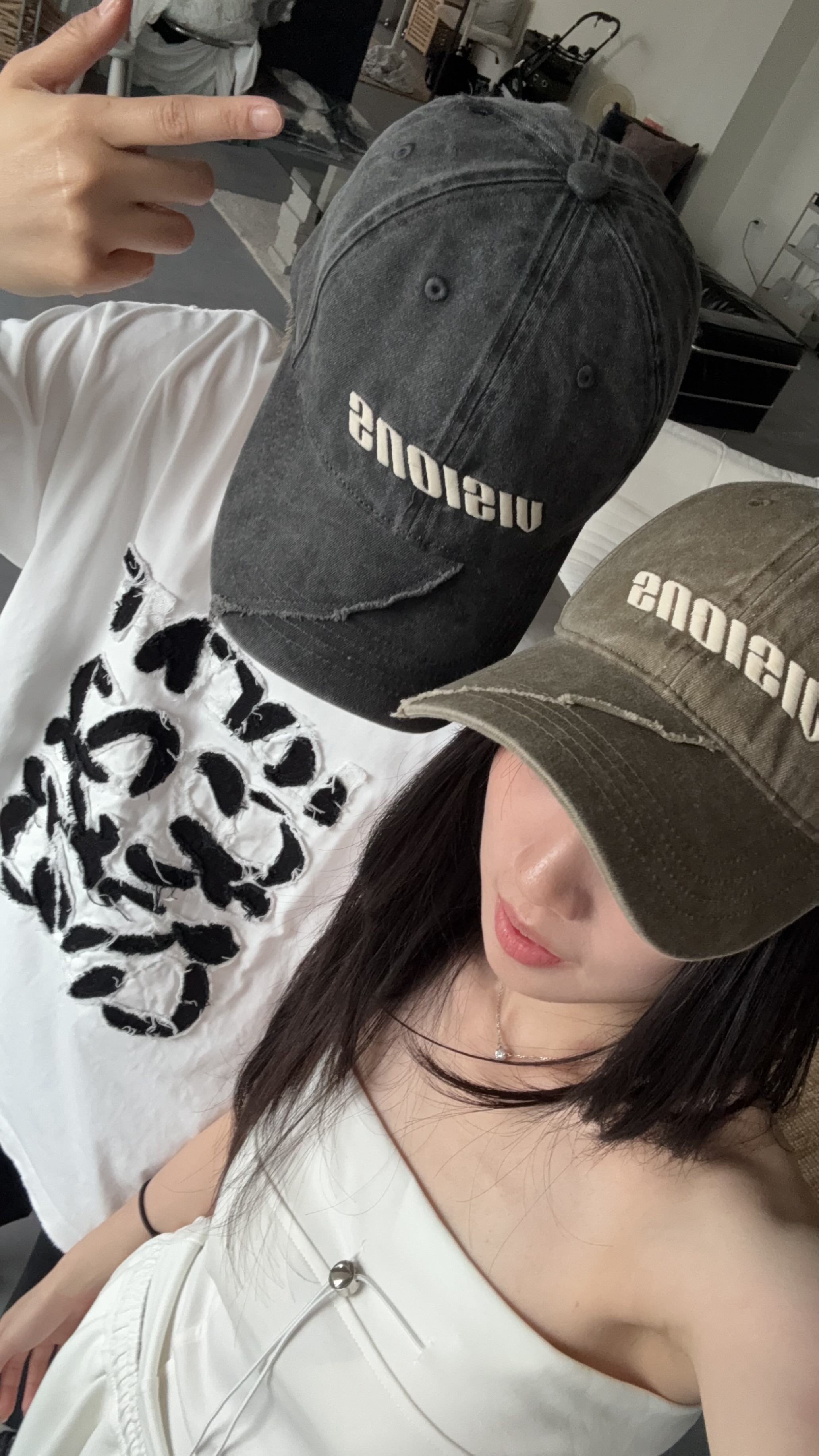 Visions刺繡字母割線造型帽