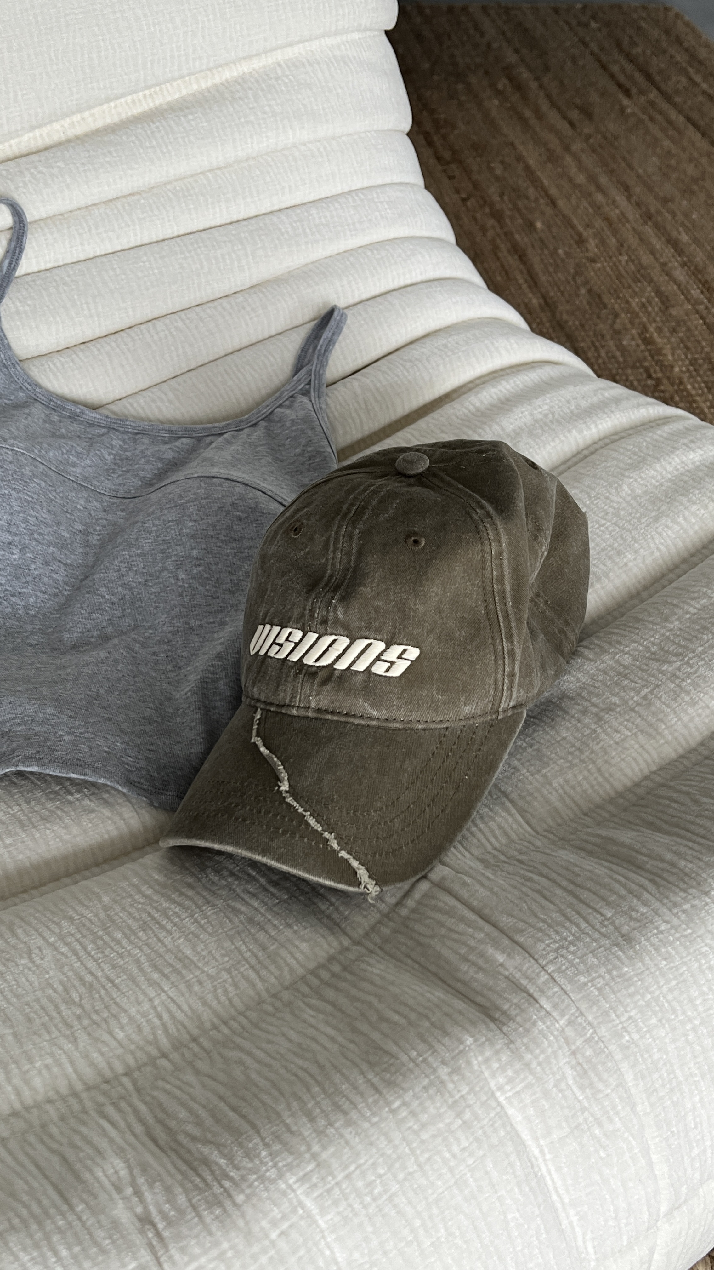 Visions刺繡字母割線造型帽