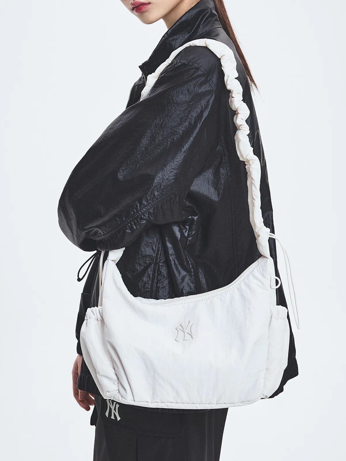 【OWN】MLB Korea 肩背包 手提 側背 外出包 褶皺 抽繩 可調節 Karina同款 女款 Aespa 黑色 米白