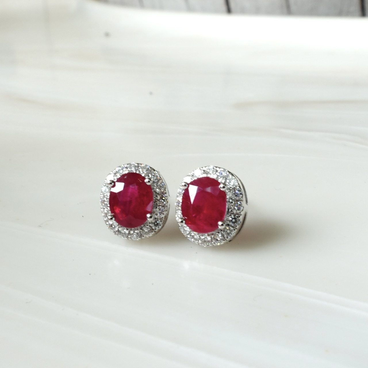 18K金天然緬甸紅寶石鑽石耳釘-橢圓形 (帶寶石證書)