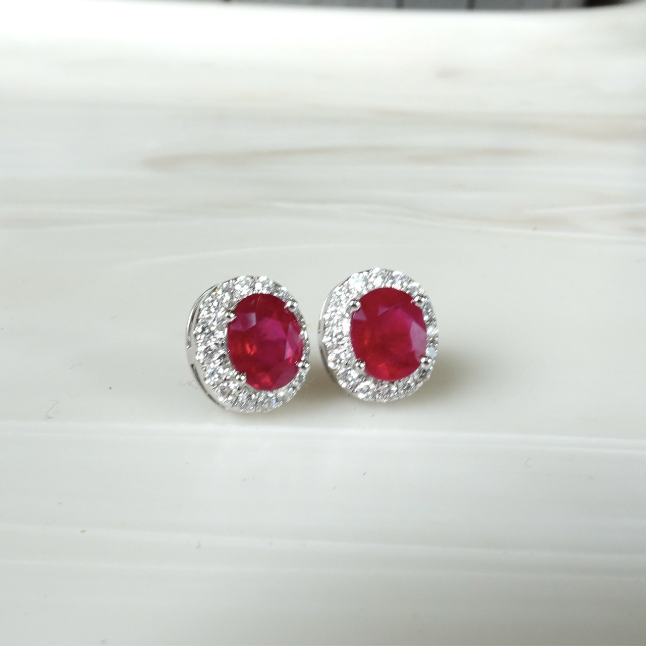 18K金天然緬甸紅寶石鑽石耳釘-橢圓形 (帶寶石證書)