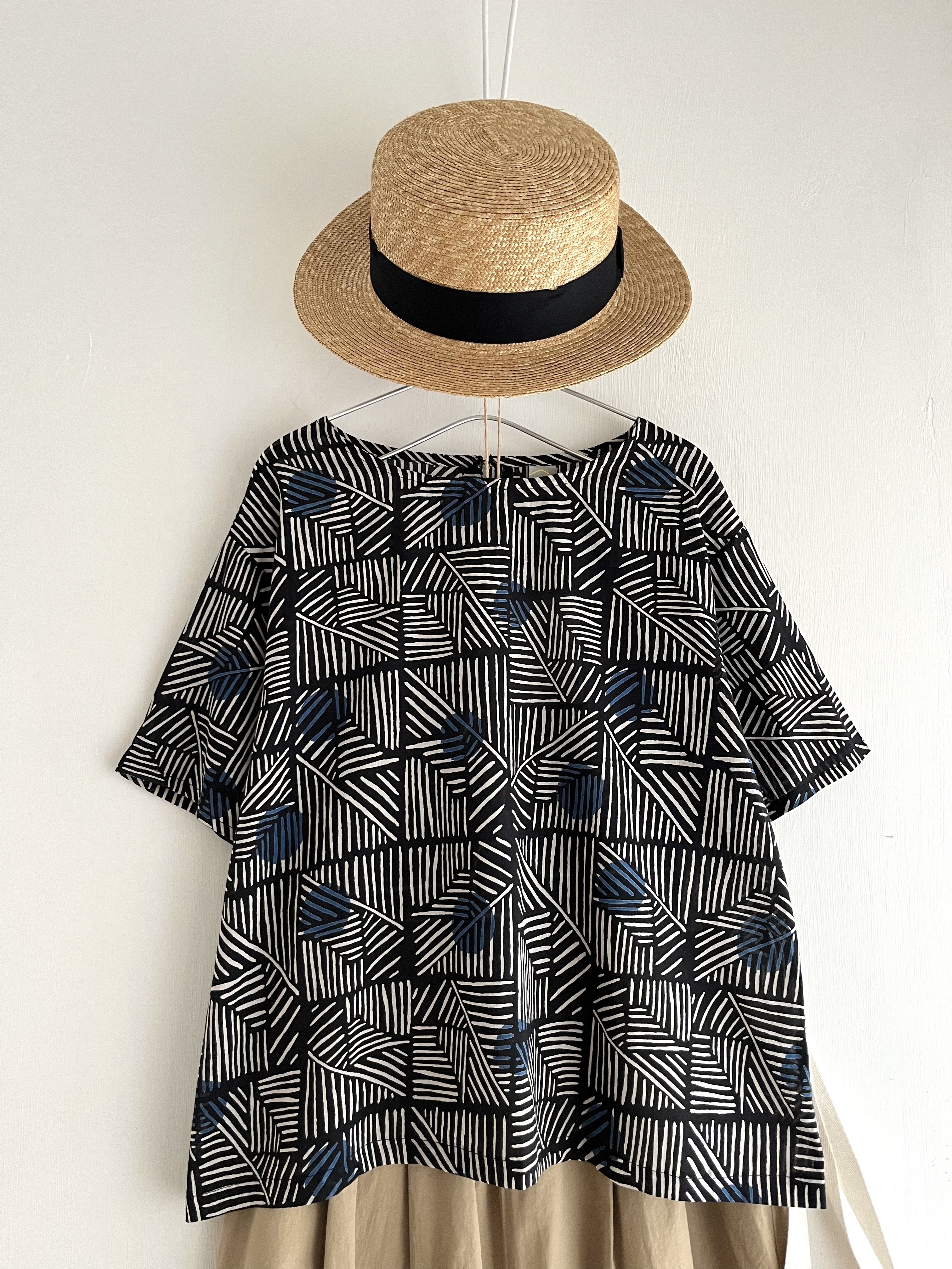 Little Market深藍色圓領花花top