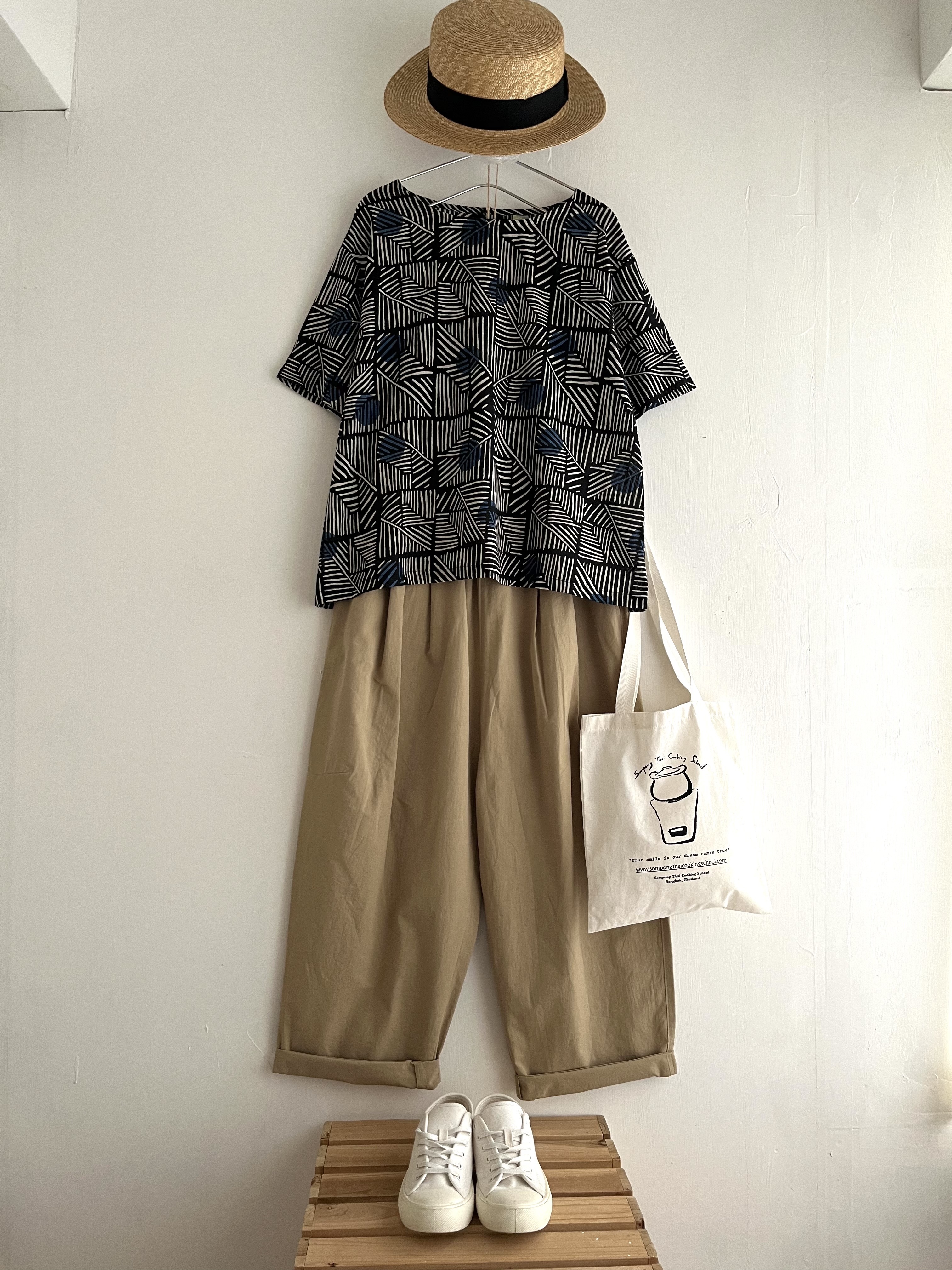 Little Market深藍色圓領花花top