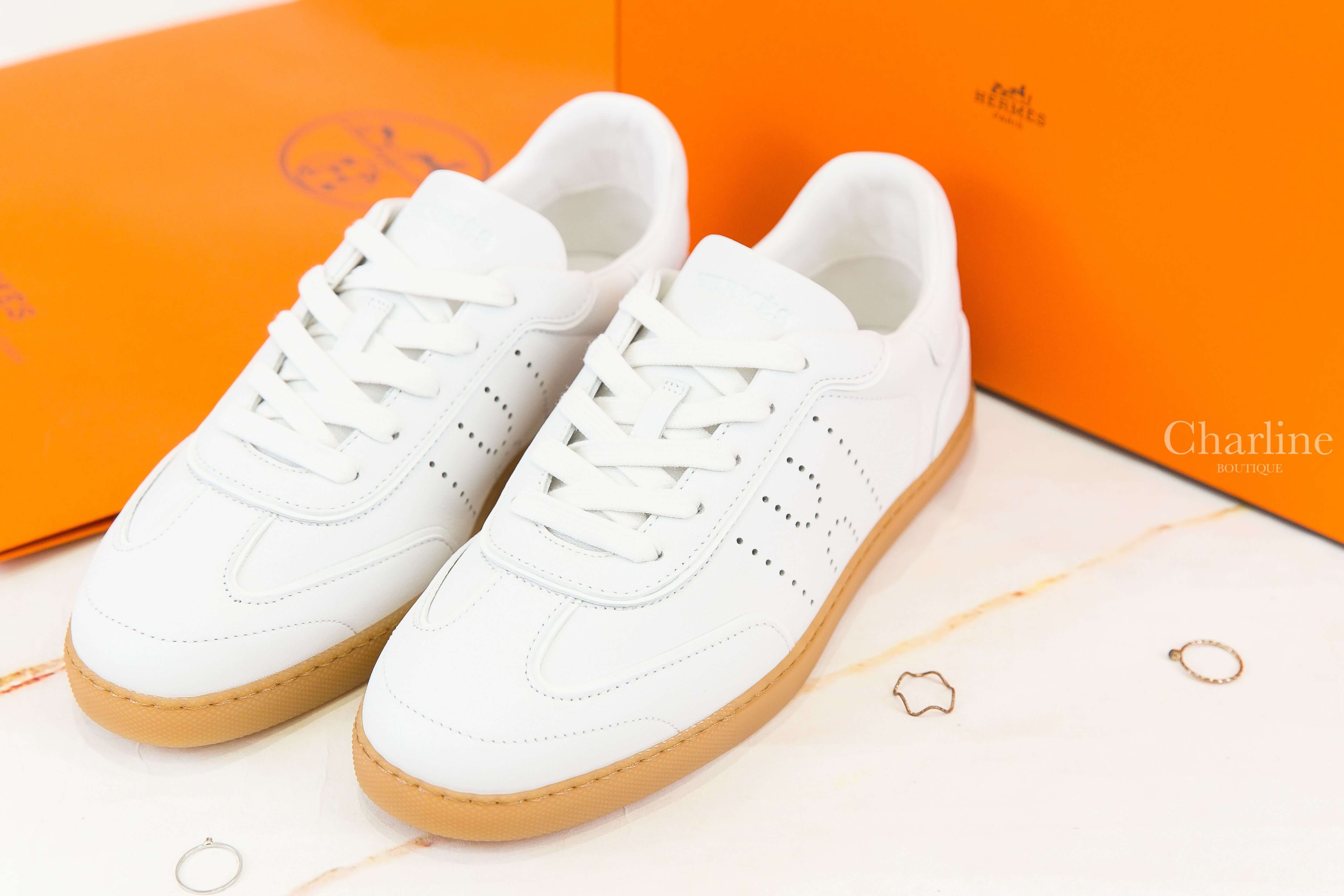 Hermès Match Sneaker 白色牛皮側邊簍空洞洞H蜂蜜棕色橡膠鞋底運動鞋-Charline Boutique 精品代購