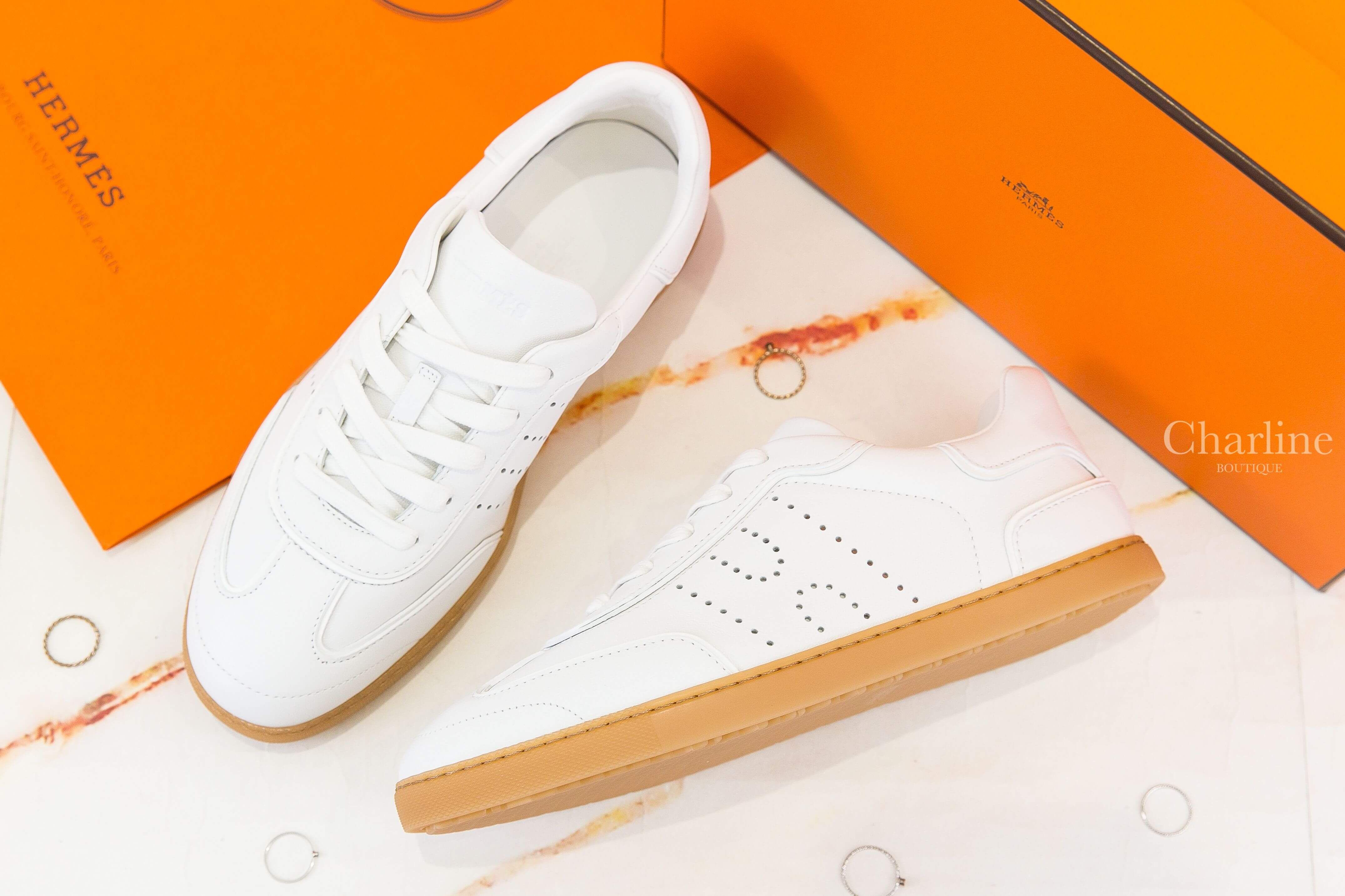 Hermès Match Sneaker 白色牛皮側邊簍空洞洞H蜂蜜棕色橡膠鞋底運動鞋-Charline Boutique 精品代購