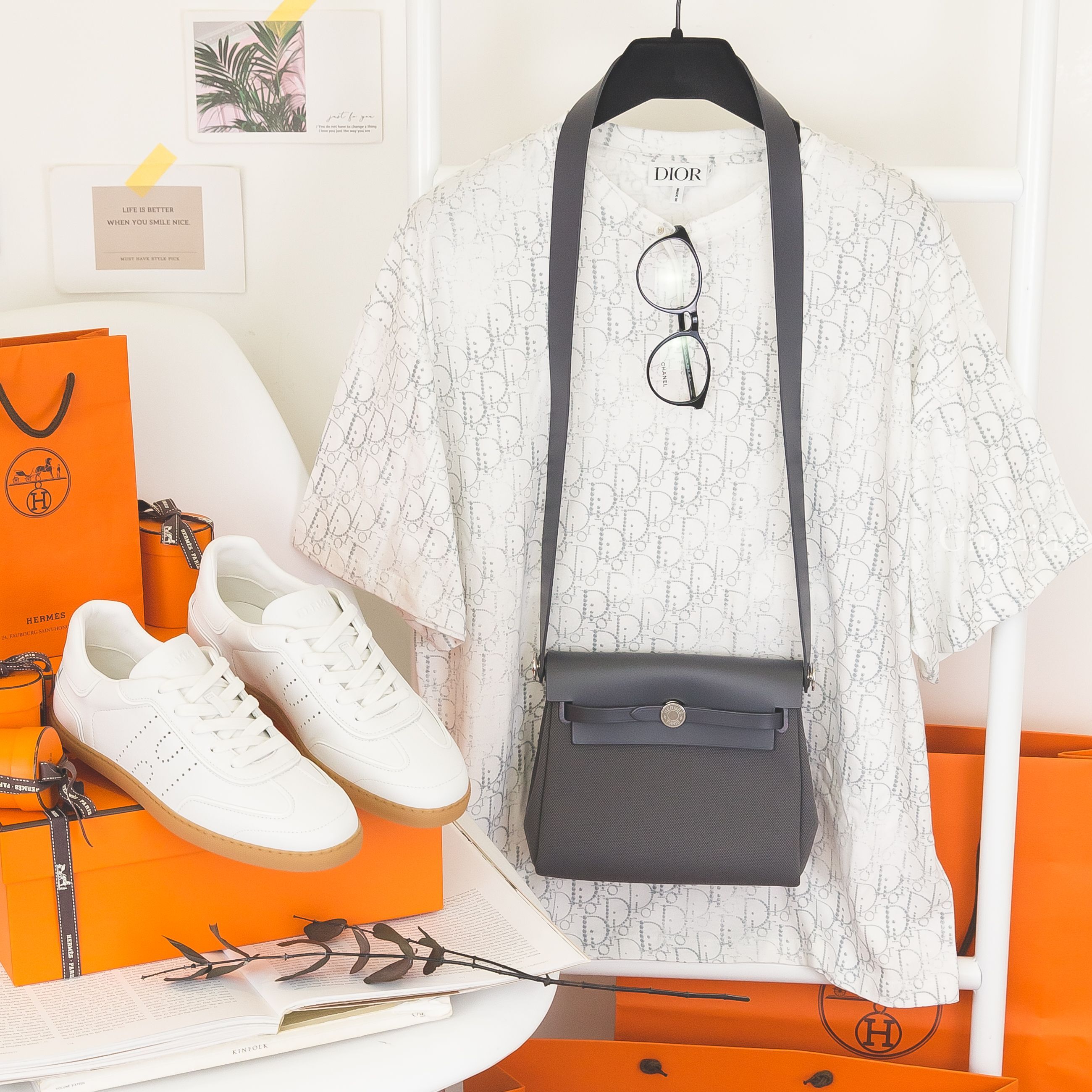 Hermès Herbag Zip 20 石板灰帆布拼皮革銀釦,Hermès Match Sneaker 白色牛皮側邊簍空洞洞H運動鞋,Chanel 黑白拼色圓框側邊銀色Logo鏡腳透明圓型CC平光眼鏡-Charline Boutique 精品代購